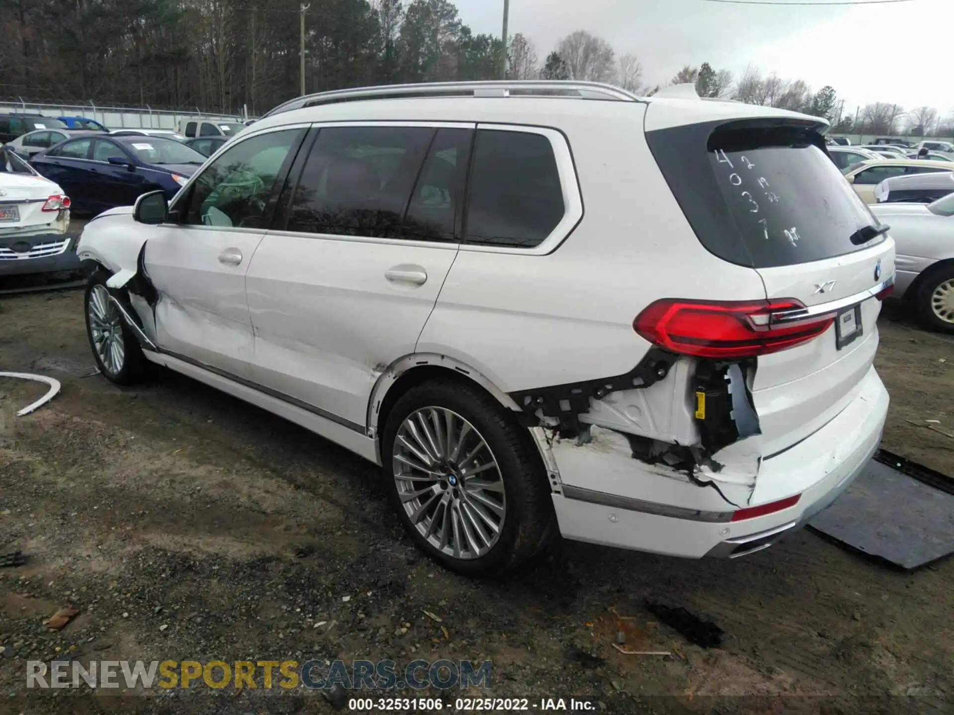 3 Photograph of a damaged car 5UXCW2C00M9G44037 BMW X7 2021