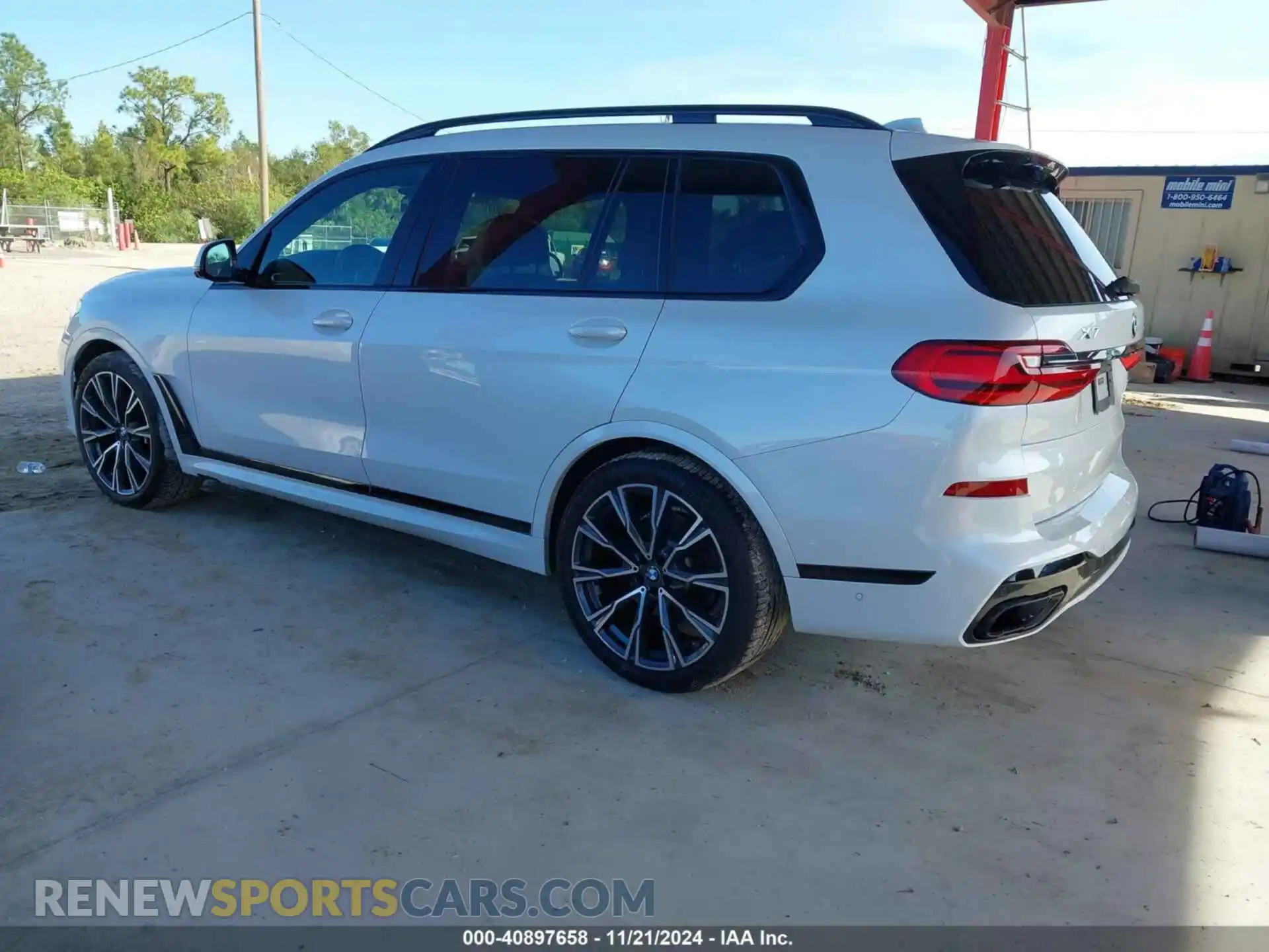 3 Photograph of a damaged car 5UXCW2C01M9F11626 BMW X7 2021