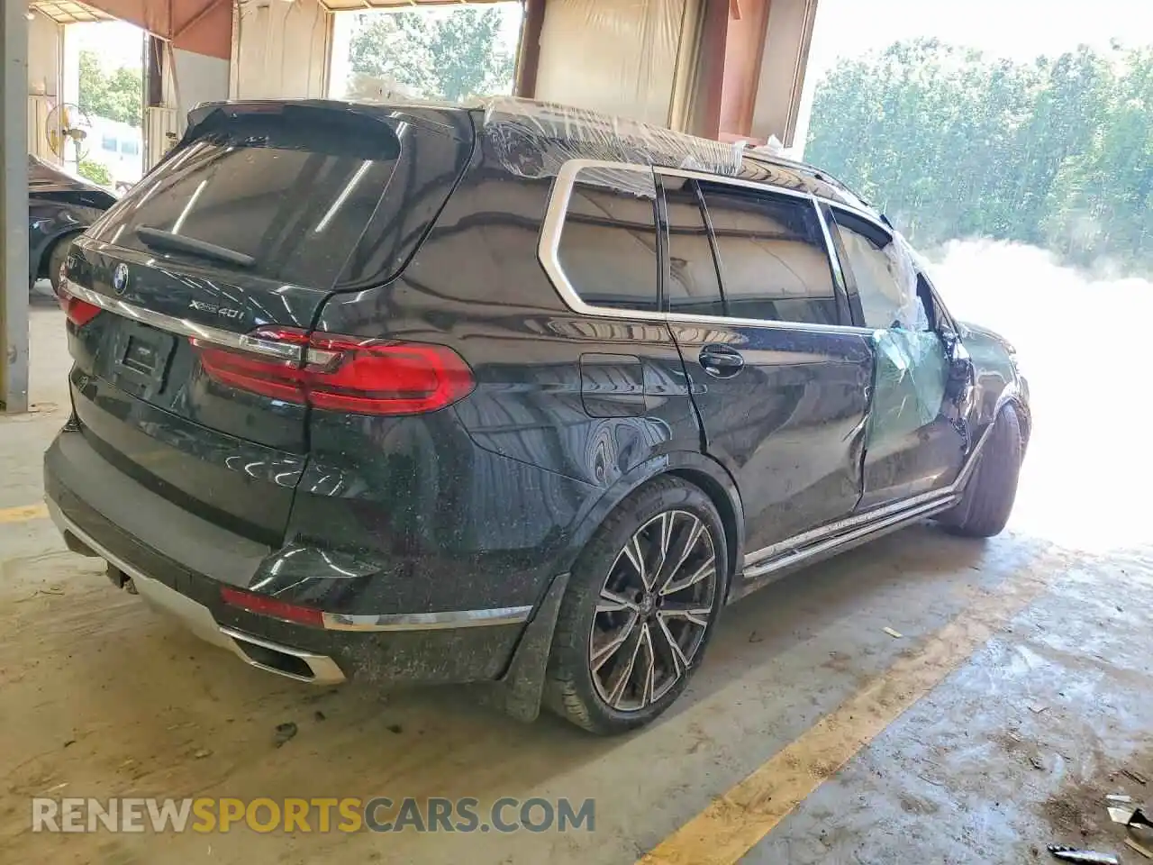 3 Photograph of a damaged car 5UXCW2C02M9F22215 BMW X7 2021
