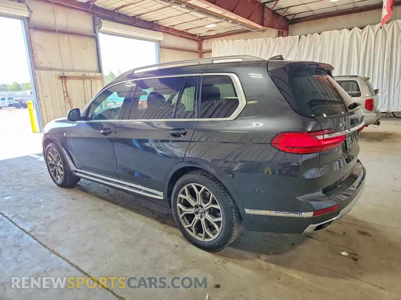 2 Photograph of a damaged car 5UXCW2C02M9G92607 BMW X7 2021