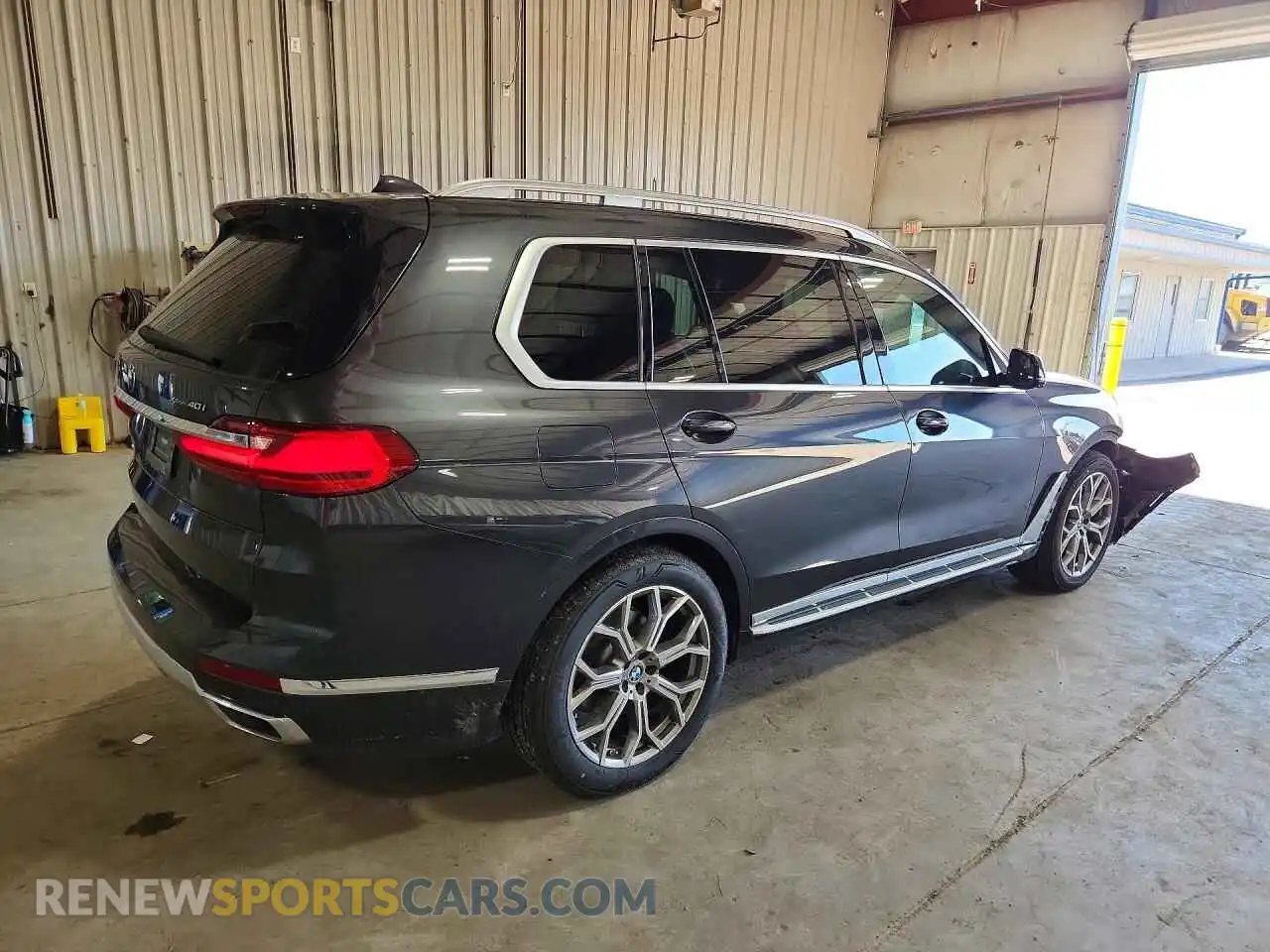 3 Photograph of a damaged car 5UXCW2C02M9G92607 BMW X7 2021