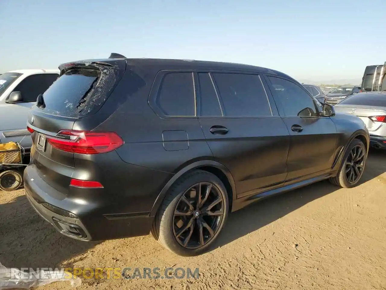 3 Photograph of a damaged car 5UXCW2C05M9F10320 BMW X7 2021