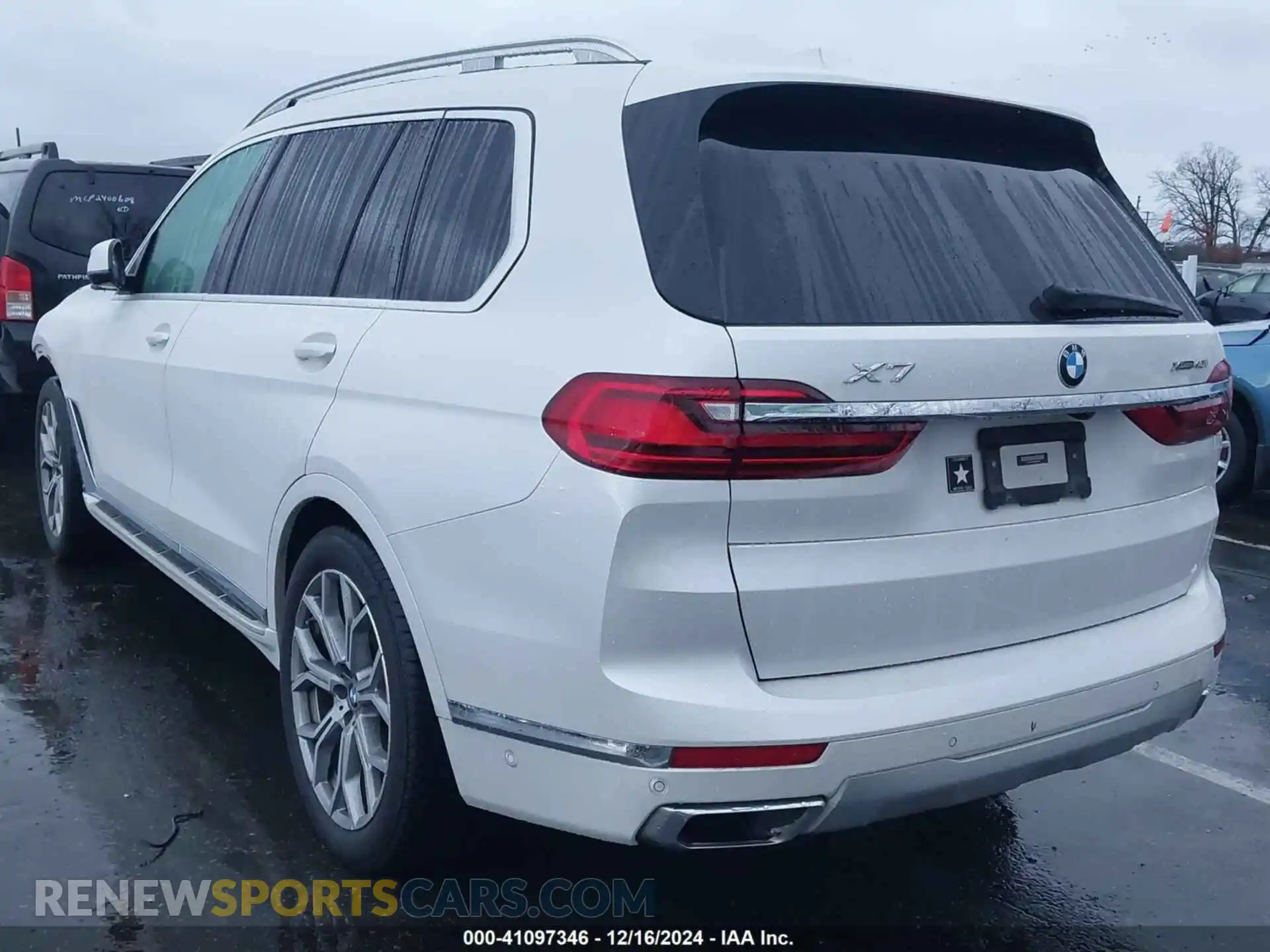 3 Photograph of a damaged car 5UXCW2C06M9D88695 BMW X7 2021