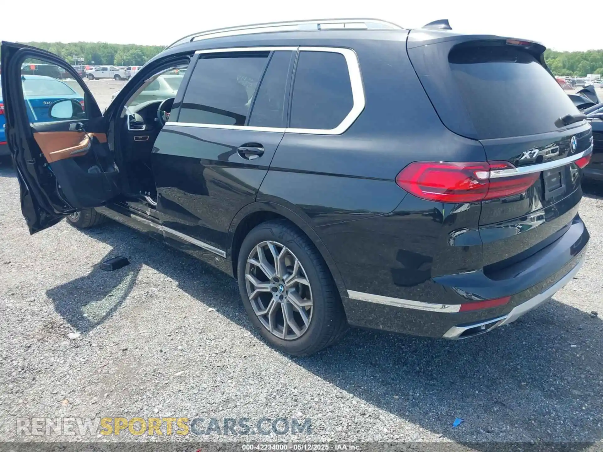 3 Photograph of a damaged car 5UXCW2C06M9H47267 BMW X7 2021