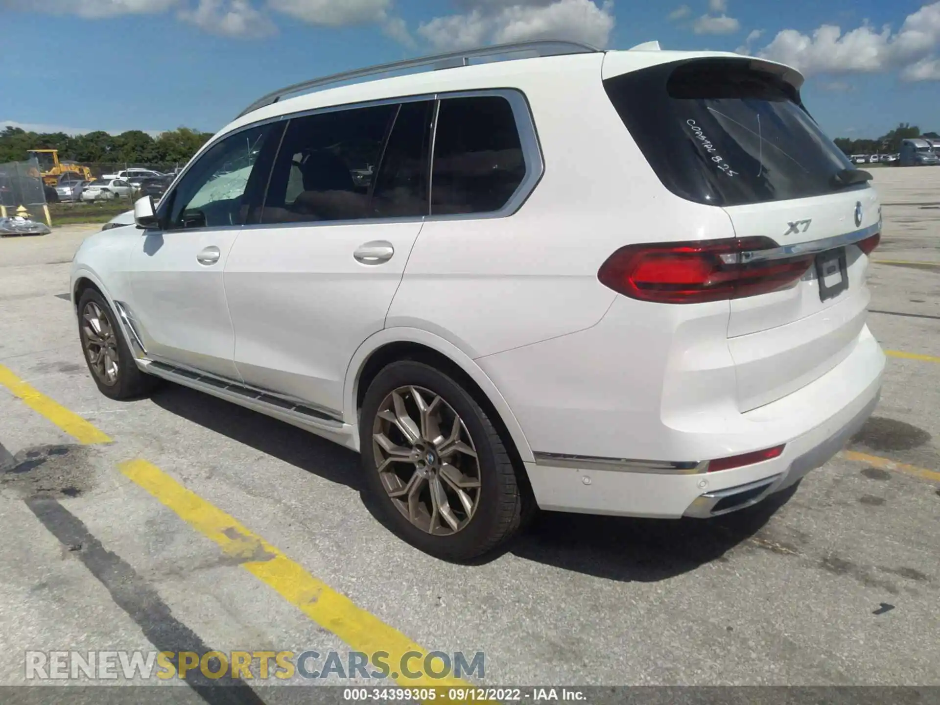 3 Photograph of a damaged car 5UXCW2C0XM9F34421 BMW X7 2021