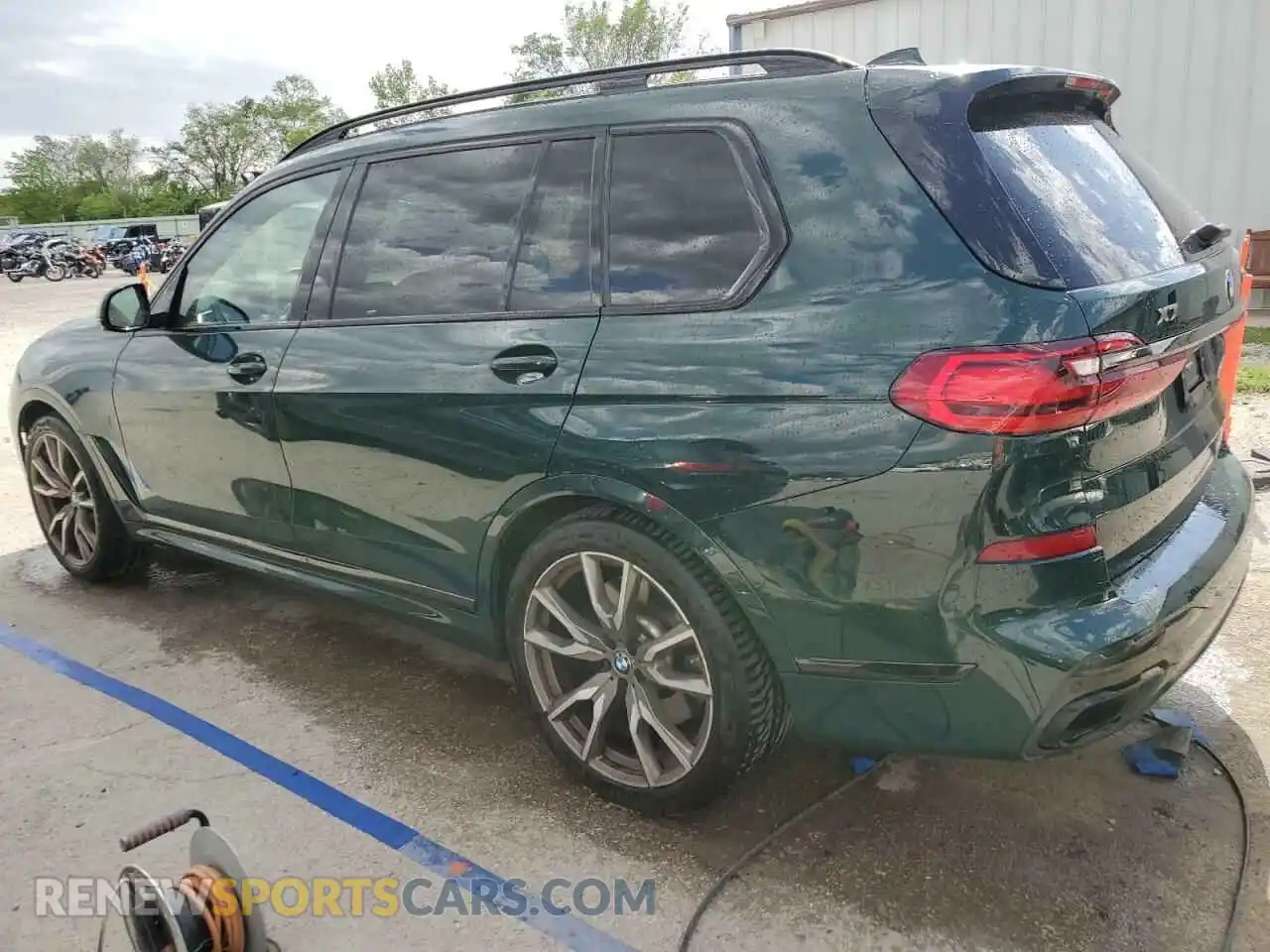 2 Photograph of a damaged car 5UXCX6C04M9G05701 BMW X7 2021