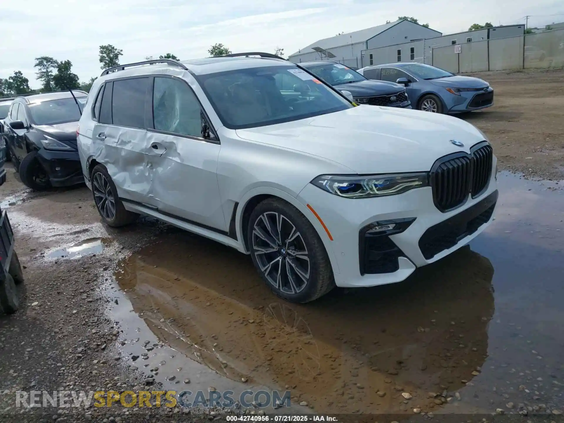 1 Photograph of a damaged car 5UXCX6C09M9G77736 BMW X7 2021