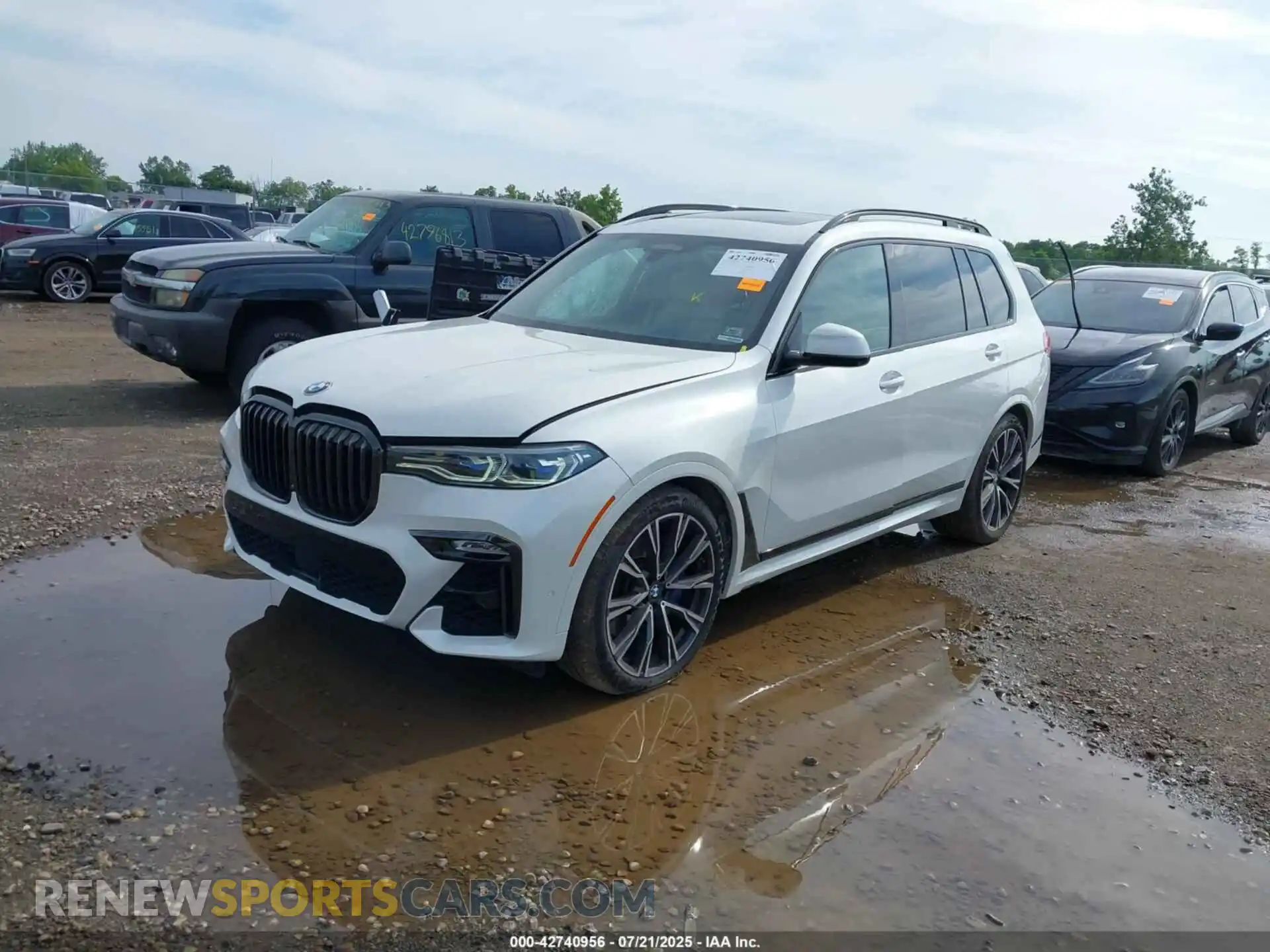 2 Photograph of a damaged car 5UXCX6C09M9G77736 BMW X7 2021