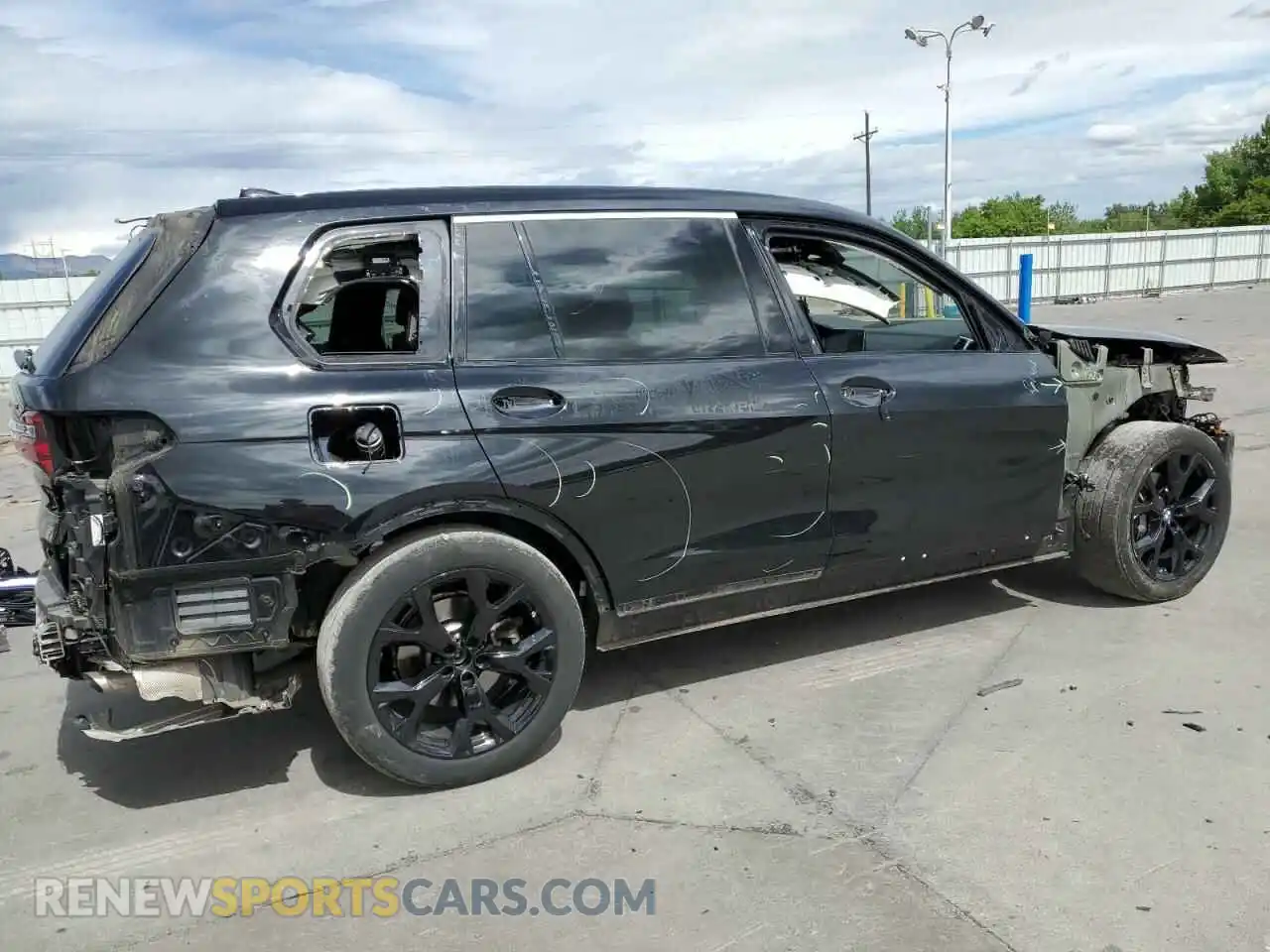 3 Photograph of a damaged car 5UXCW2C01N9J33094 BMW X7 2022