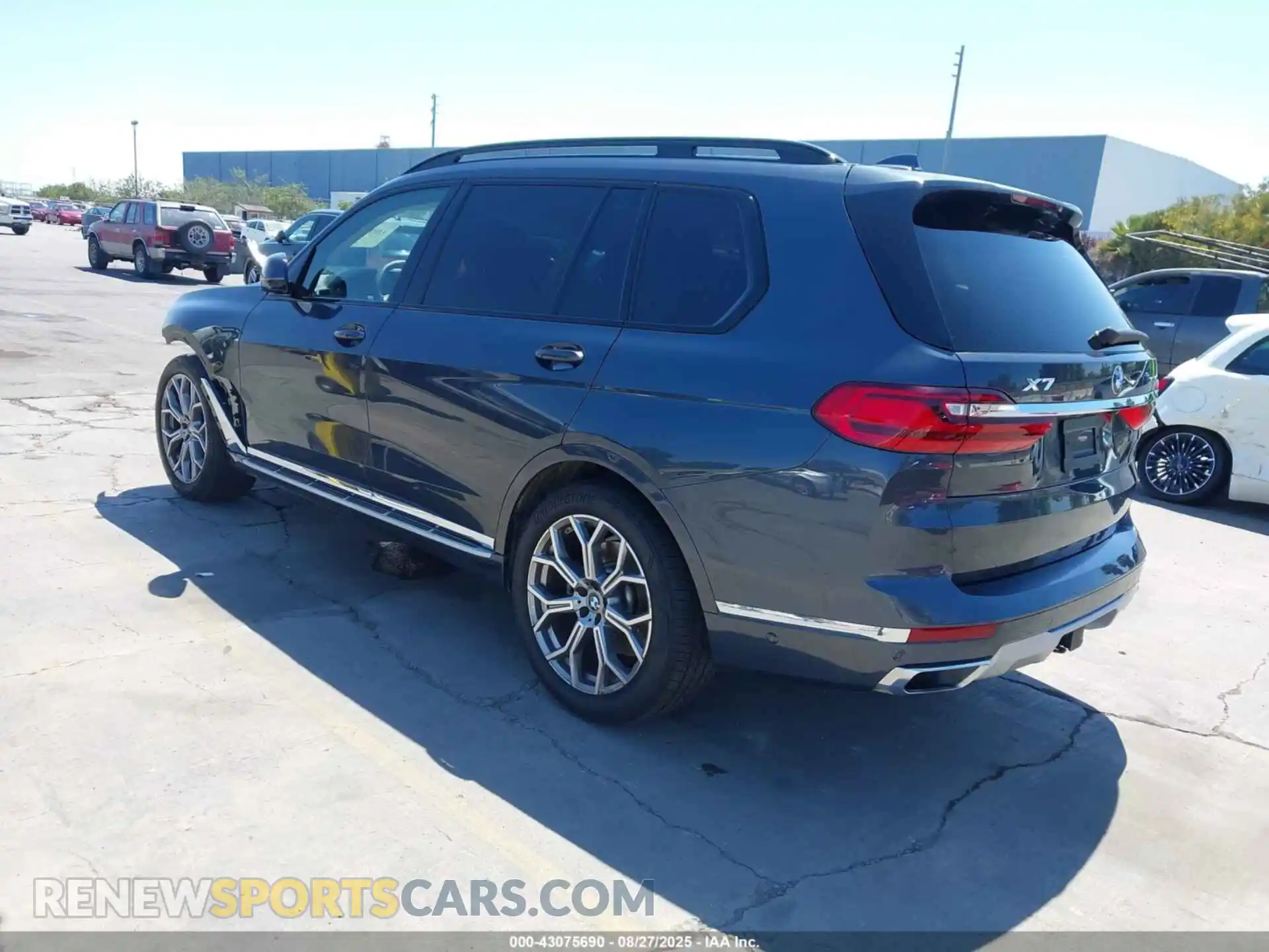 3 Photograph of a damaged car 5UXCW2C01N9M37851 BMW X7 2022