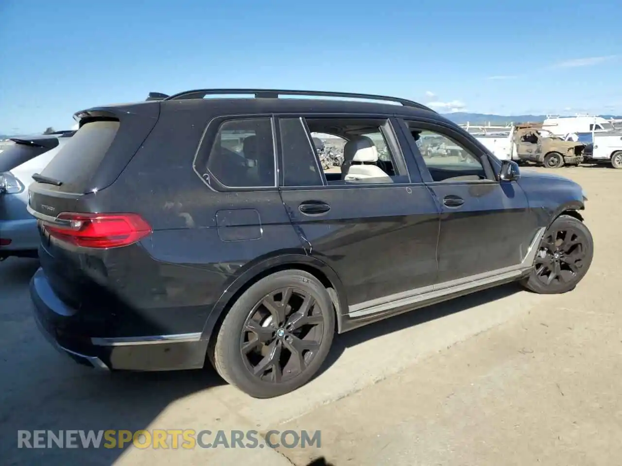 3 Photograph of a damaged car 5UXCW2C04N9M56782 BMW X7 2022
