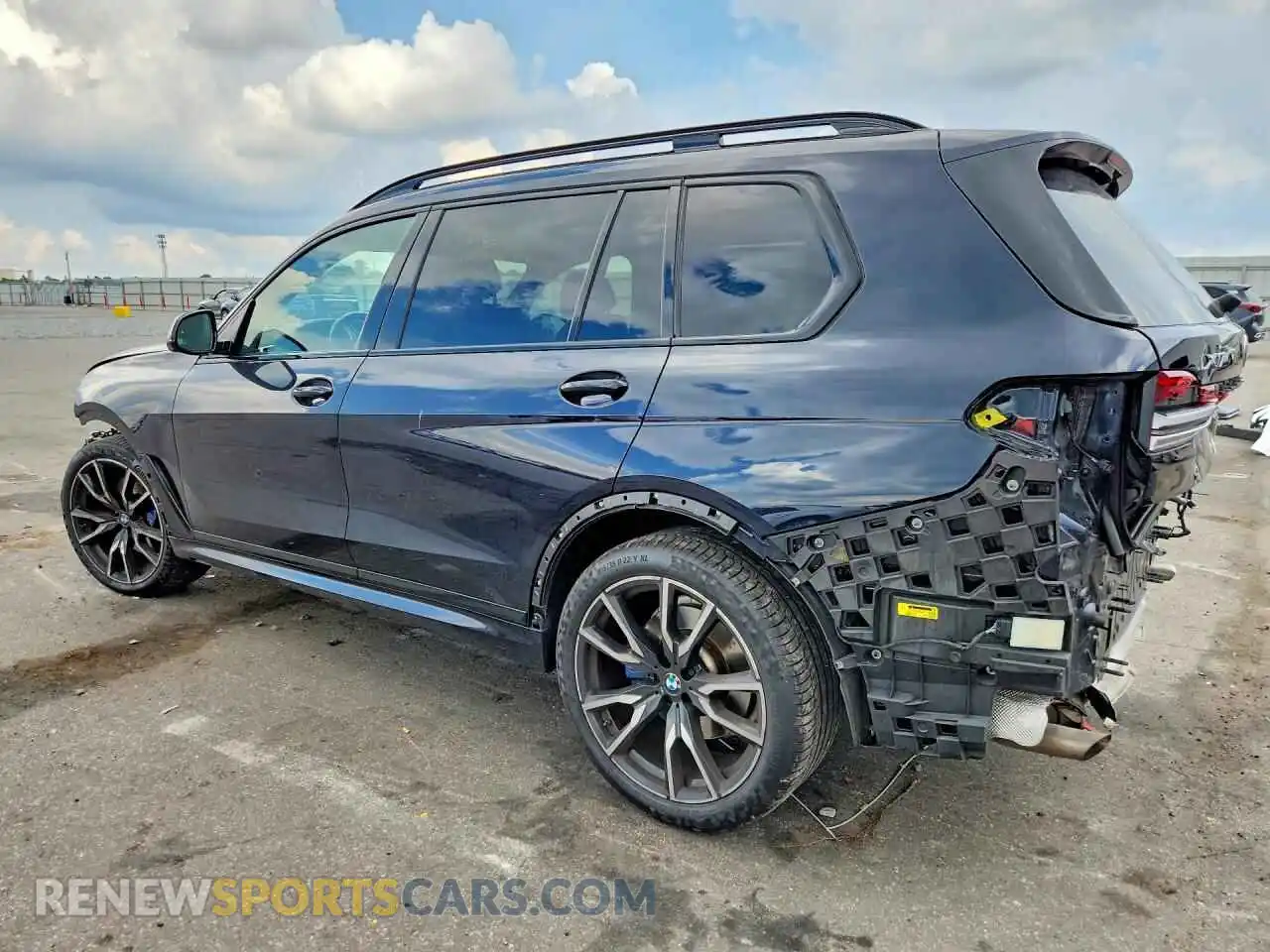 2 Photograph of a damaged car 5UXCW2C06N9K18464 BMW X7 2022