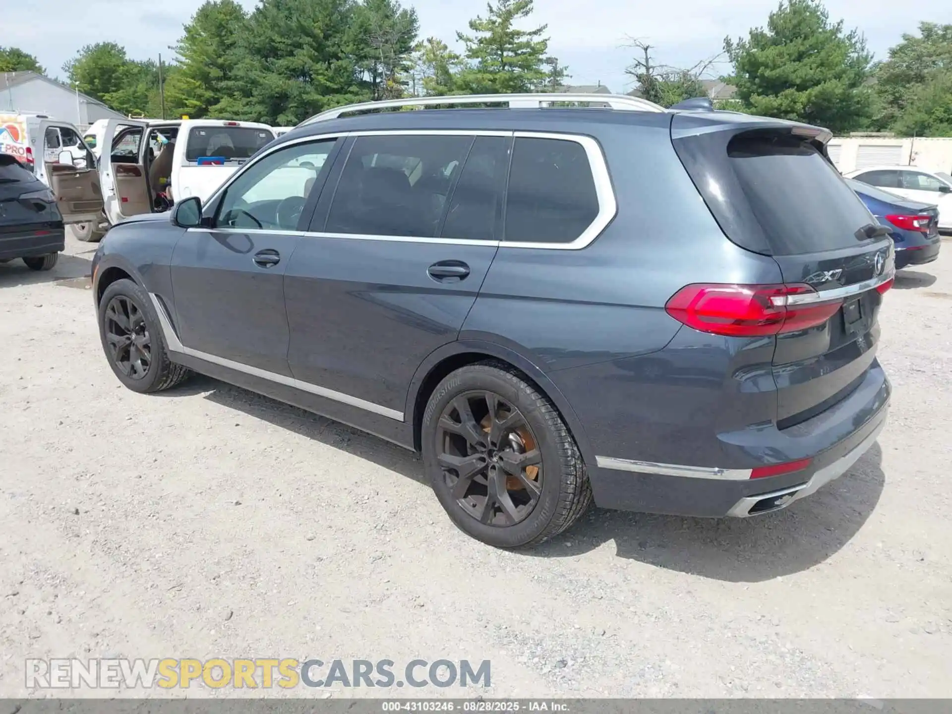 3 Photograph of a damaged car 5UXCW2C06N9L68588 BMW X7 2022