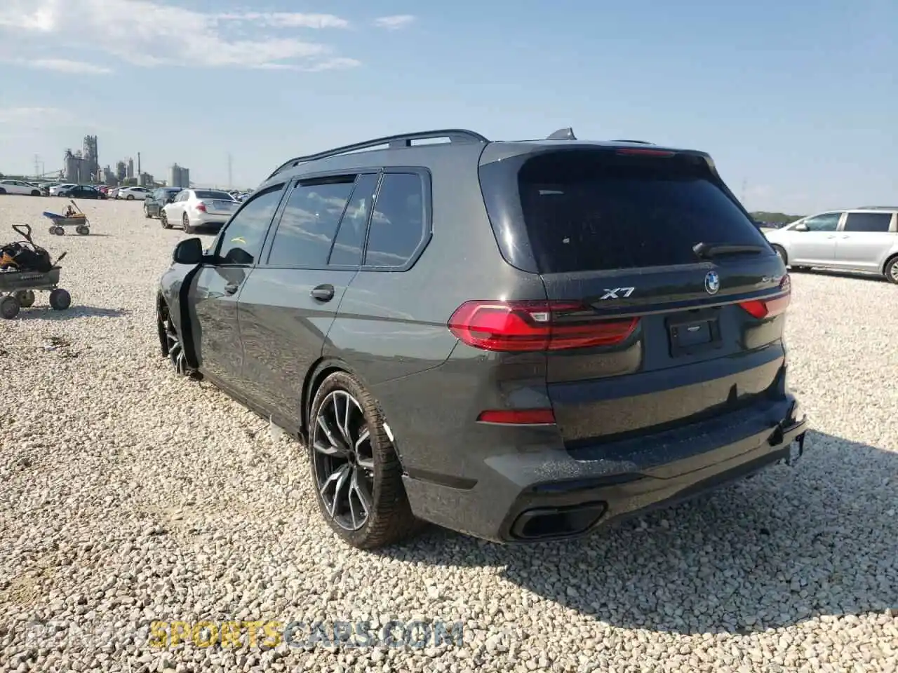 3 Photograph of a damaged car 5UXCW2C06N9N04640 BMW X7 2022