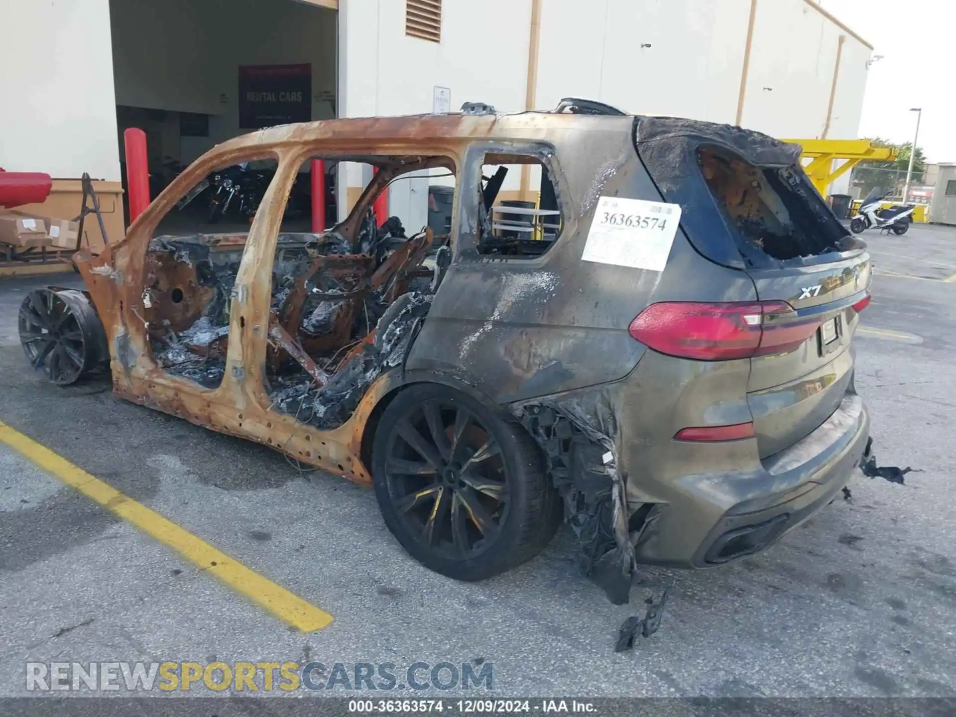 3 Photograph of a damaged car 5UXCW2C07N9N02332 BMW X7 2022