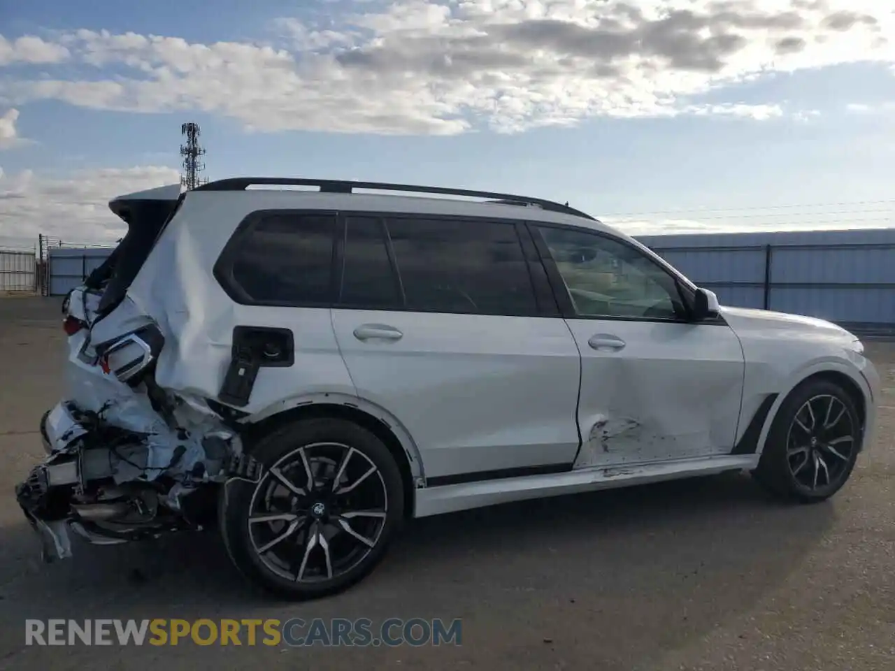 3 Photograph of a damaged car 5UXCW2C08N9L84579 BMW X7 2022