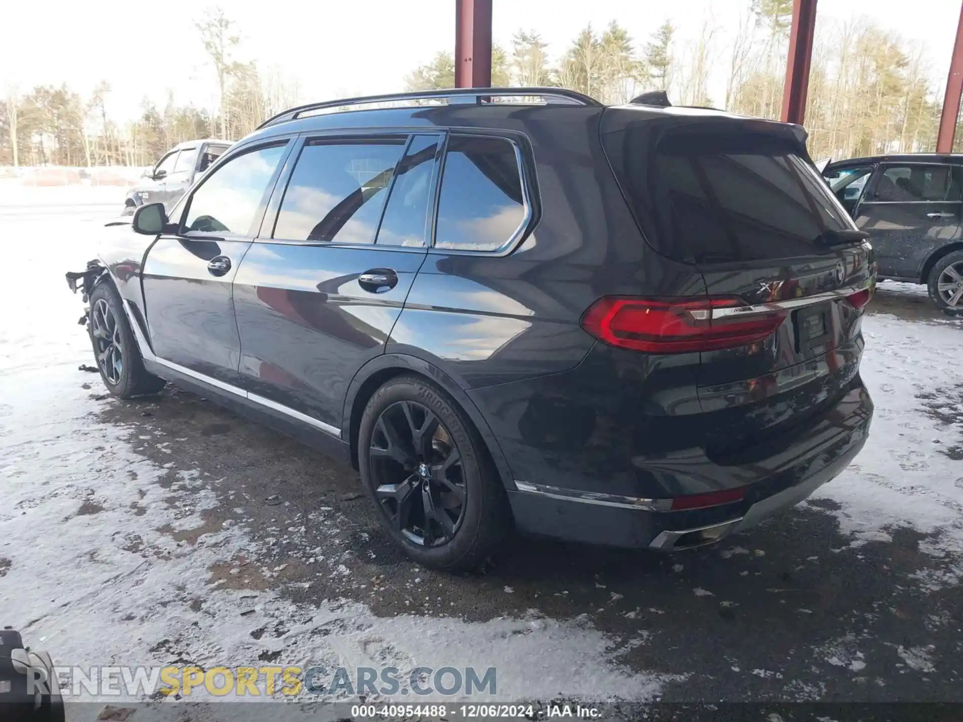 3 Photograph of a damaged car 5UXCW2C09N9J33814 BMW X7 2022