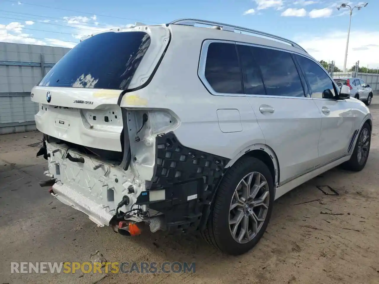 3 Photograph of a damaged car 5UXCW2C09N9L14170 BMW X7 2022