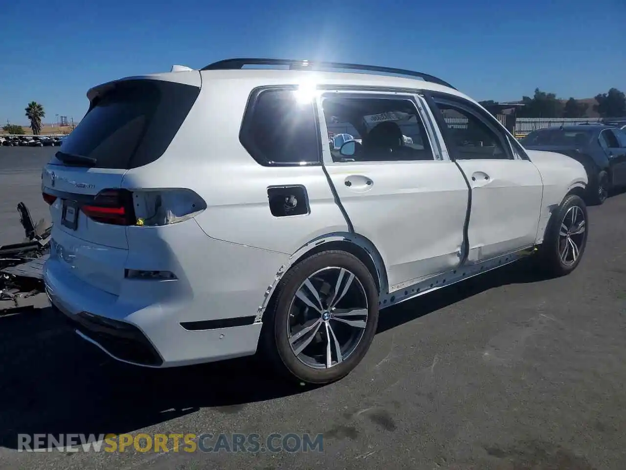 3 Photograph of a damaged car 5UXCW2C09N9L17781 BMW X7 2022