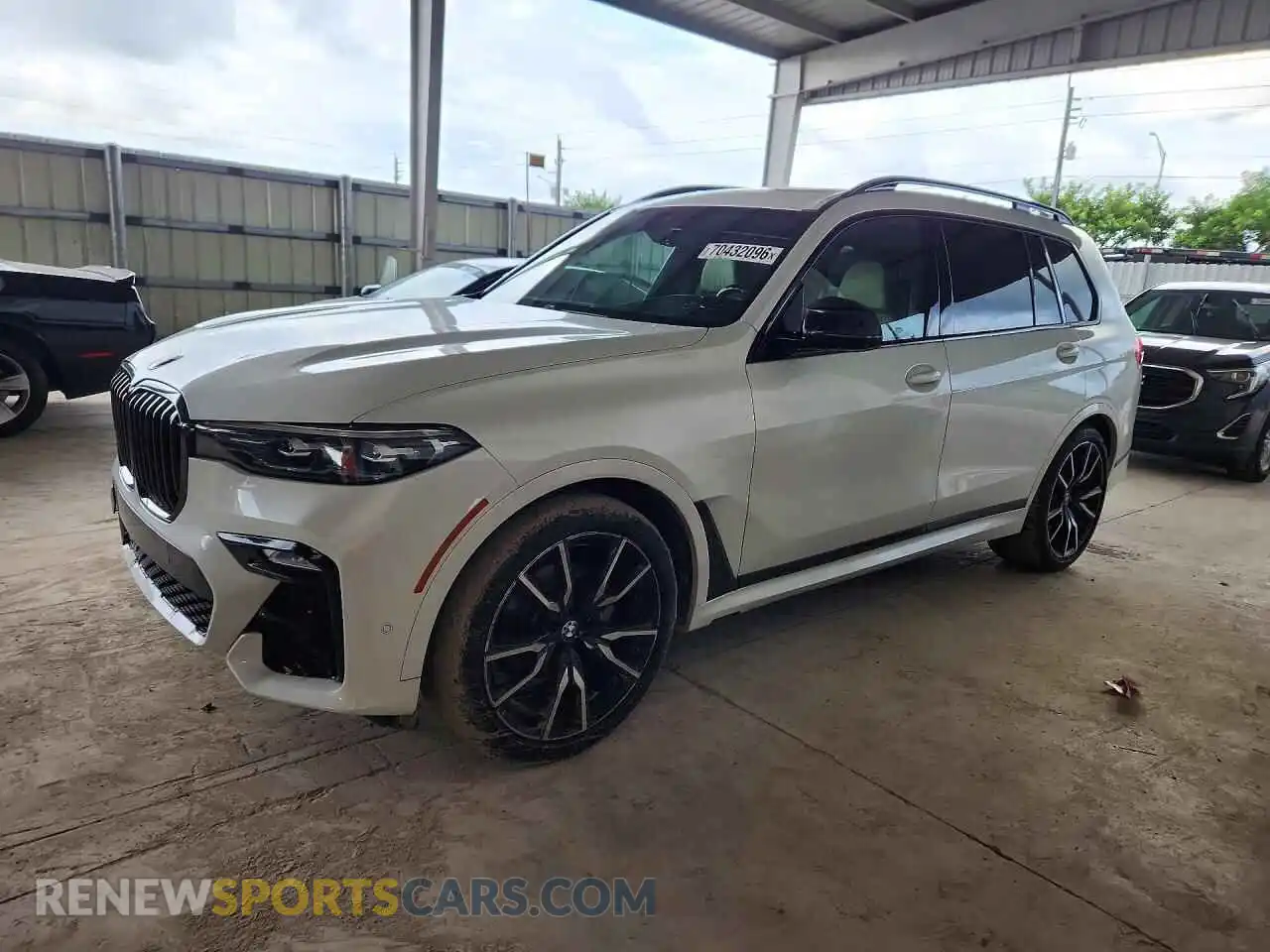 1 Photograph of a damaged car 5UXCW2C0XN9L79190 BMW X7 2022