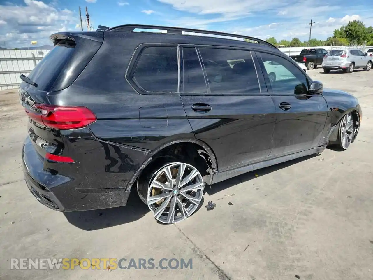 3 Photograph of a damaged car 5UXCX6C01N9M94359 BMW X7 2022