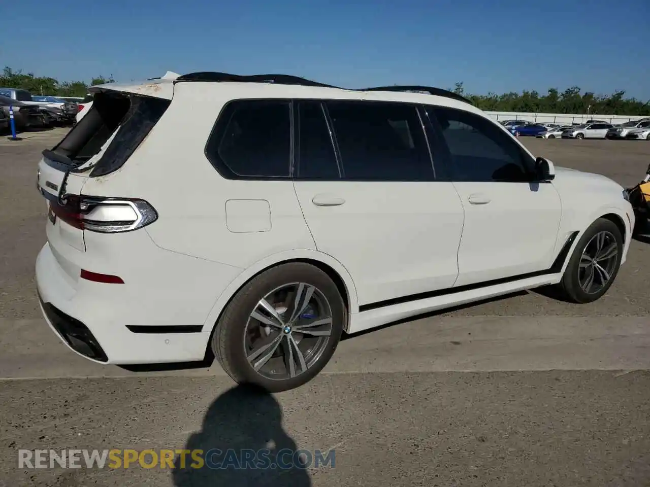 3 Photograph of a damaged car 5UXCX6C07N9K56547 BMW X7 2022