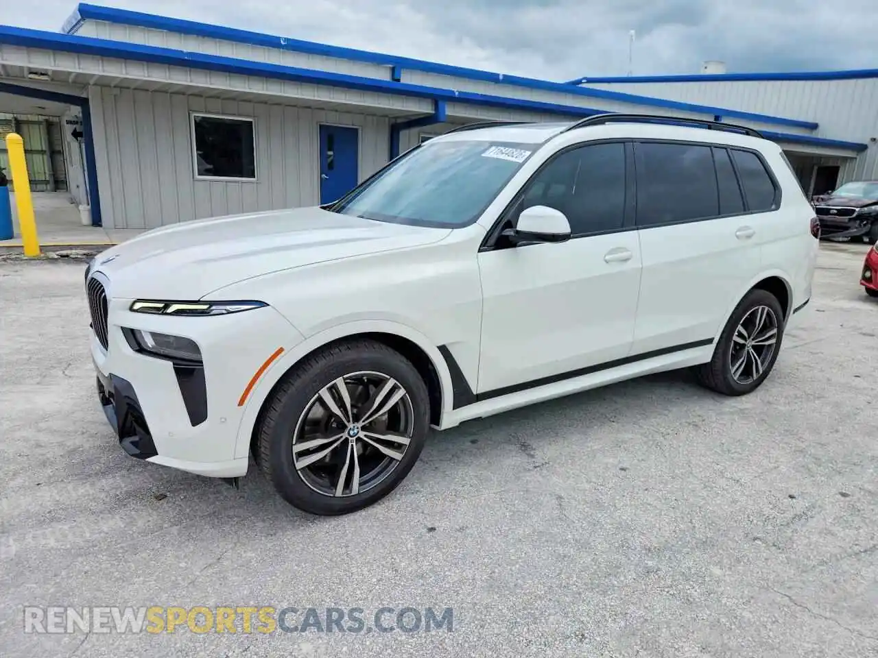 1 Photograph of a damaged car 5UX23EM00P9M76096 BMW X7 2023