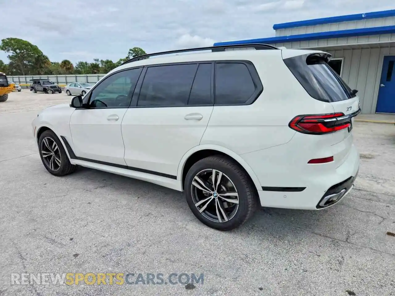 2 Photograph of a damaged car 5UX23EM00P9M76096 BMW X7 2023