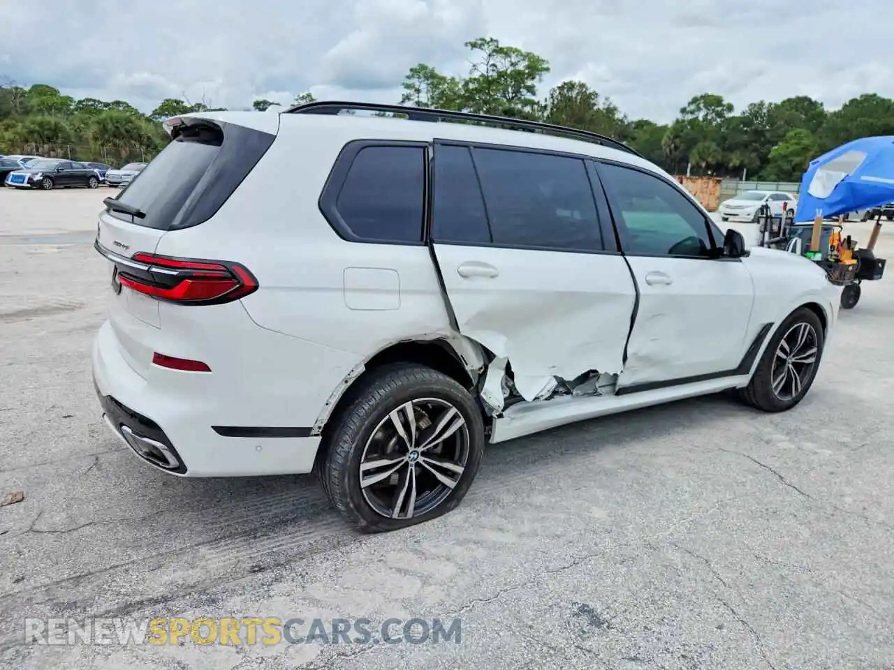 3 Photograph of a damaged car 5UX23EM00P9M76096 BMW X7 2023
