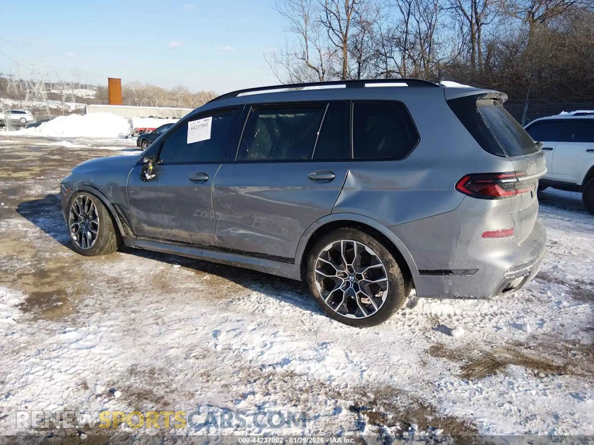 3 Photograph of a damaged car 5UX23EM00P9N89076 BMW X7 2023