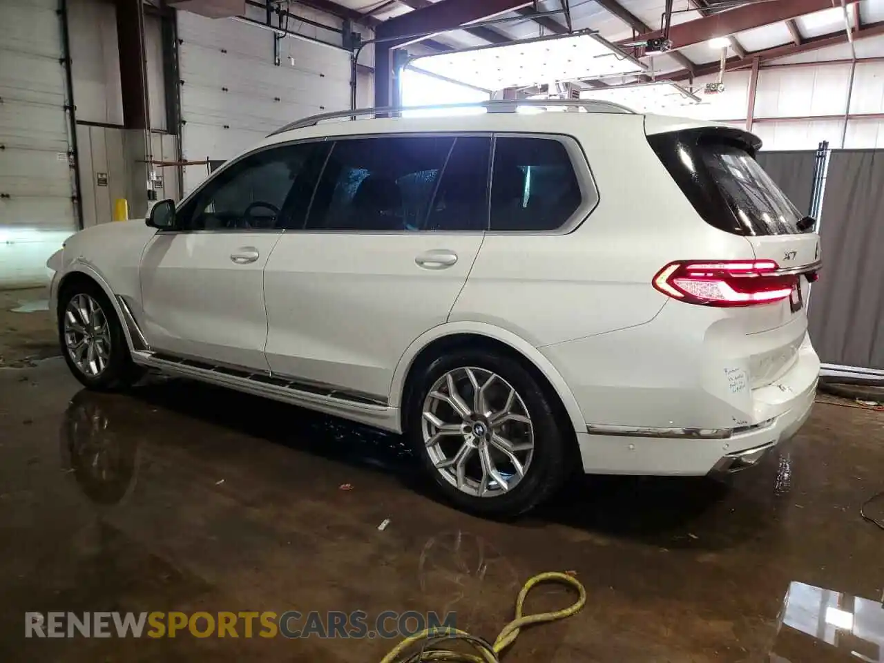 2 Photograph of a damaged car 5UX23EM00P9P20295 BMW X7 2023