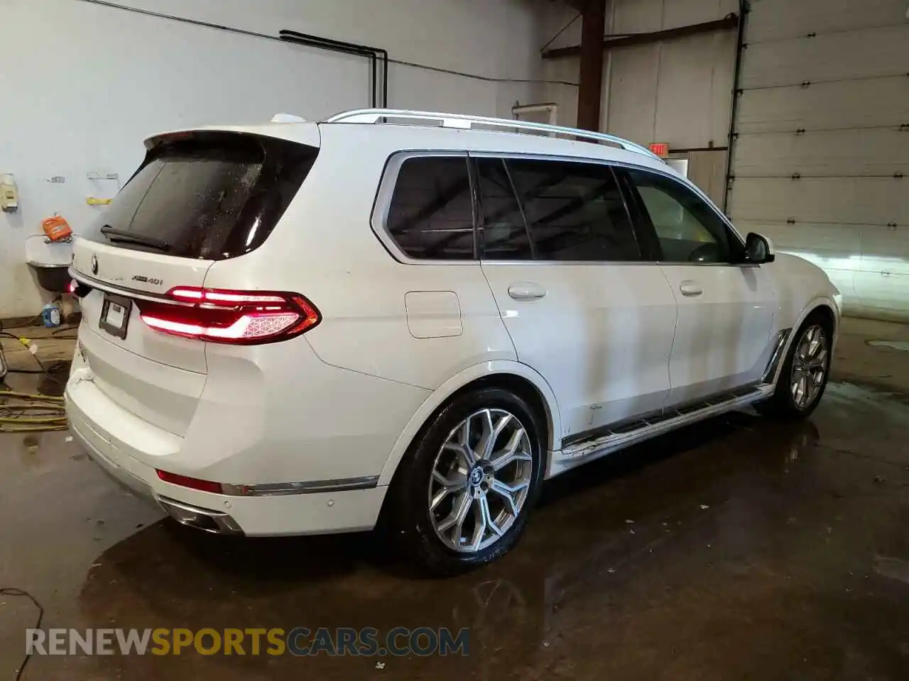 3 Photograph of a damaged car 5UX23EM00P9P20295 BMW X7 2023