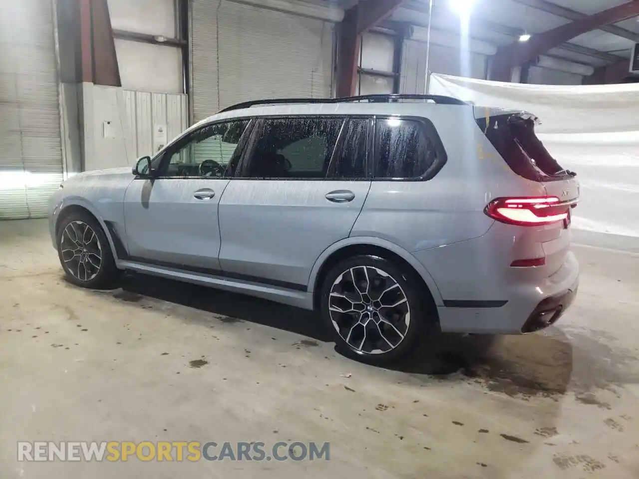 2 Photograph of a damaged car 5UX23EM00P9P28204 BMW X7 2023