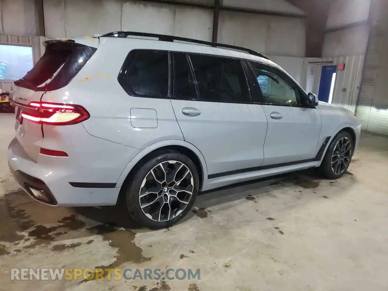 3 Photograph of a damaged car 5UX23EM00P9P28204 BMW X7 2023