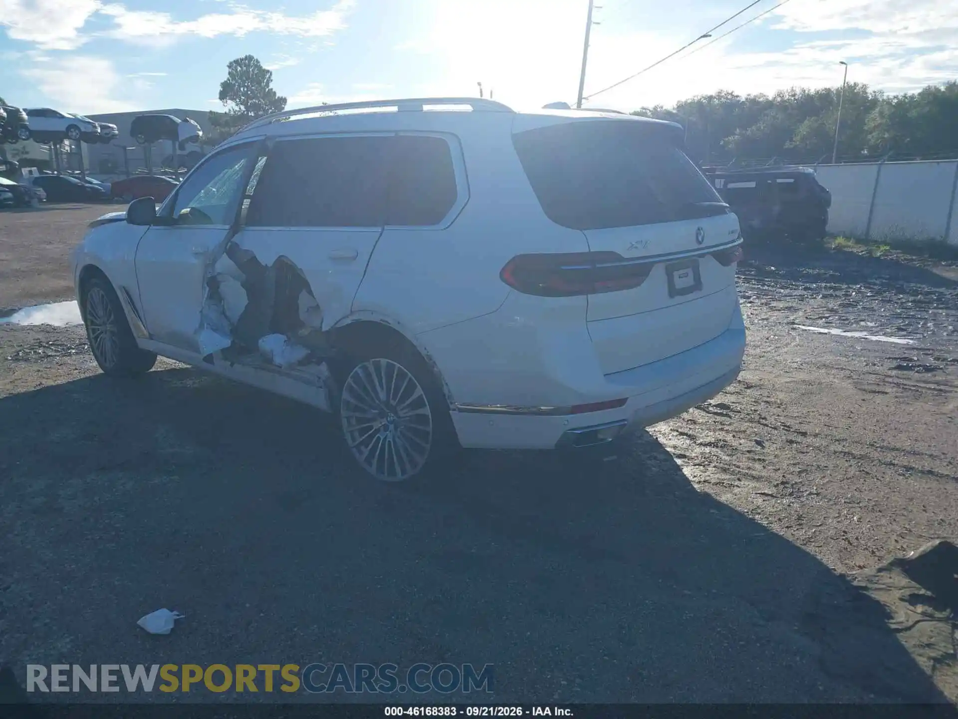3 fotografías del automóvil dañado 5UX23EM00P9P64457 BMW X7 2023