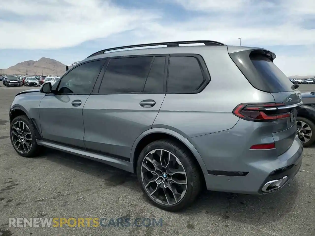 2 Photograph of a damaged car 5UX23EM00P9R47213 BMW X7 2023