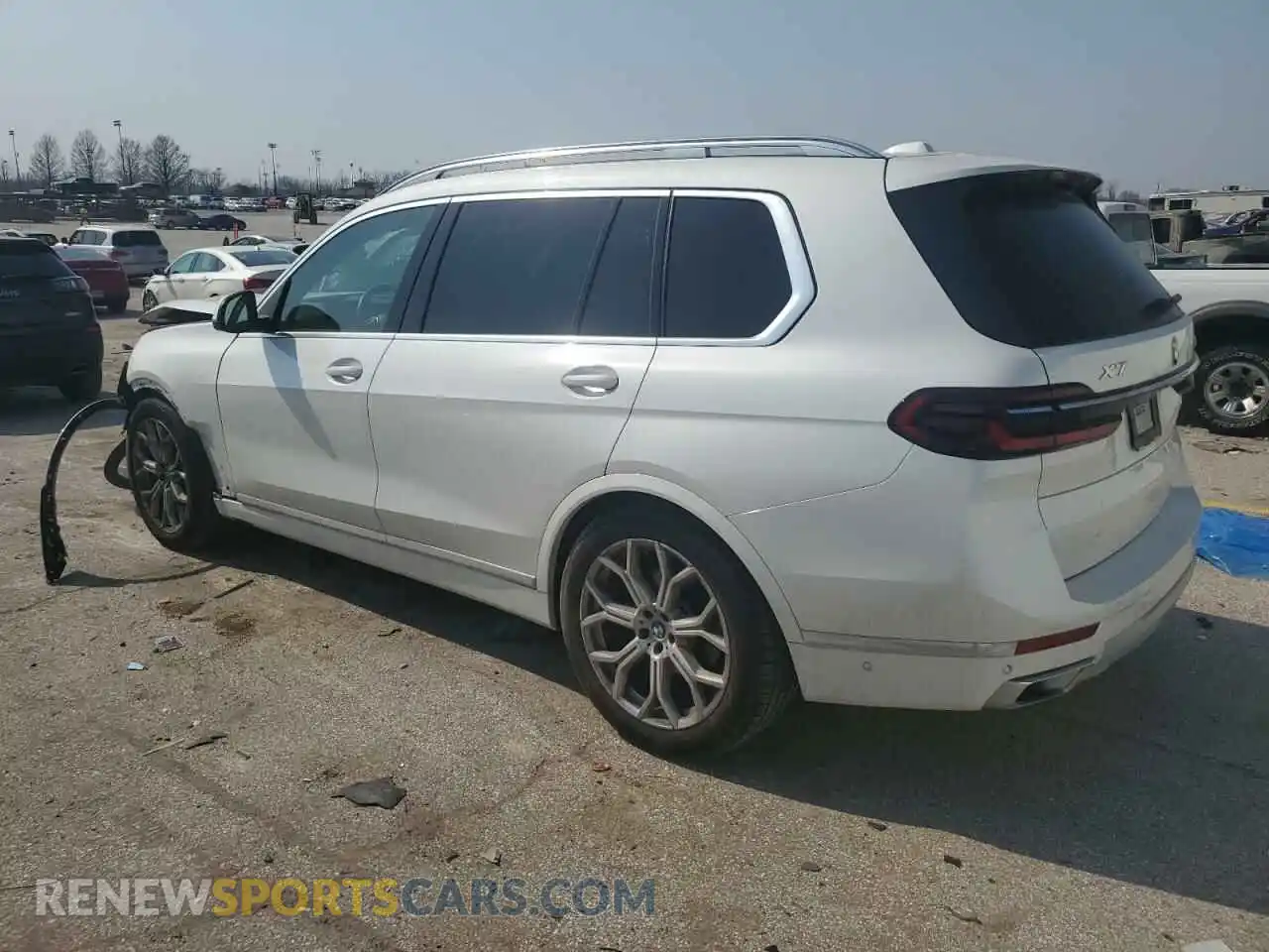 2 Photograph of a damaged car 5UX23EM00P9R88800 BMW X7 2023
