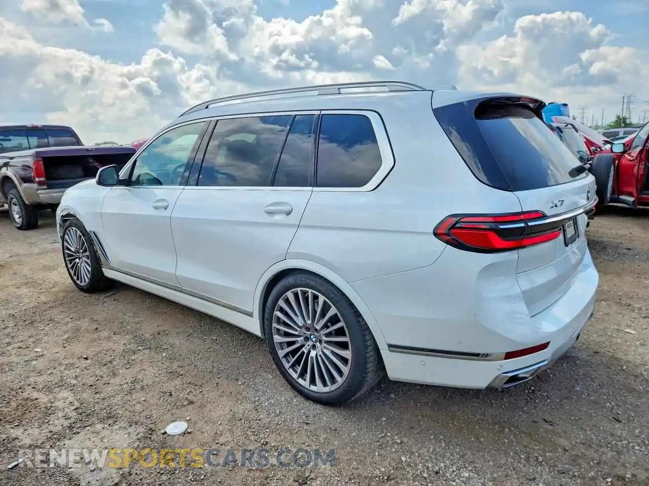 2 fotografías del automóvil dañado 5UX23EM01P9N67636 BMW X7 2023