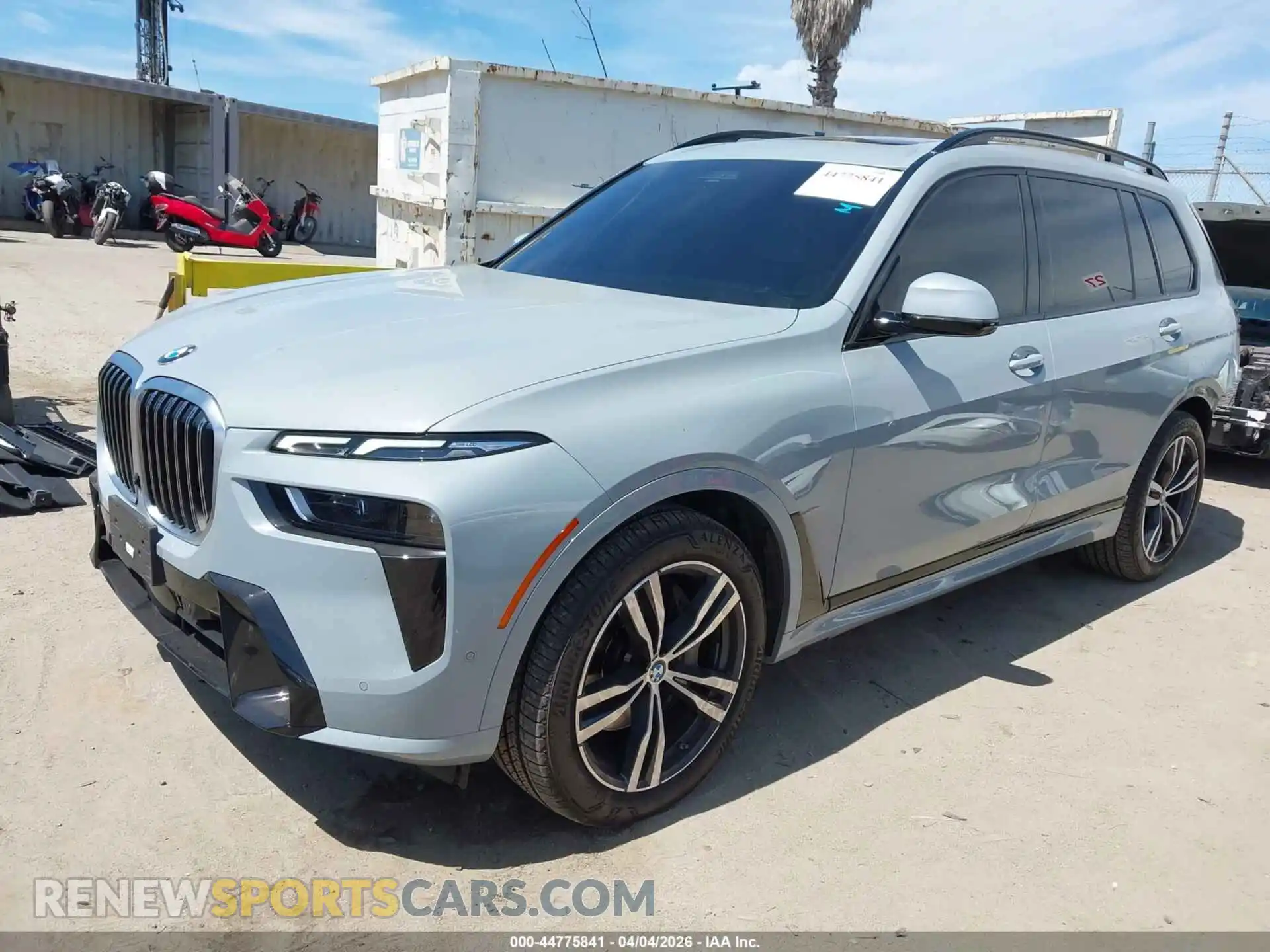 2 Photograph of a damaged car 5UX23EM01P9N85182 BMW X7 2023
