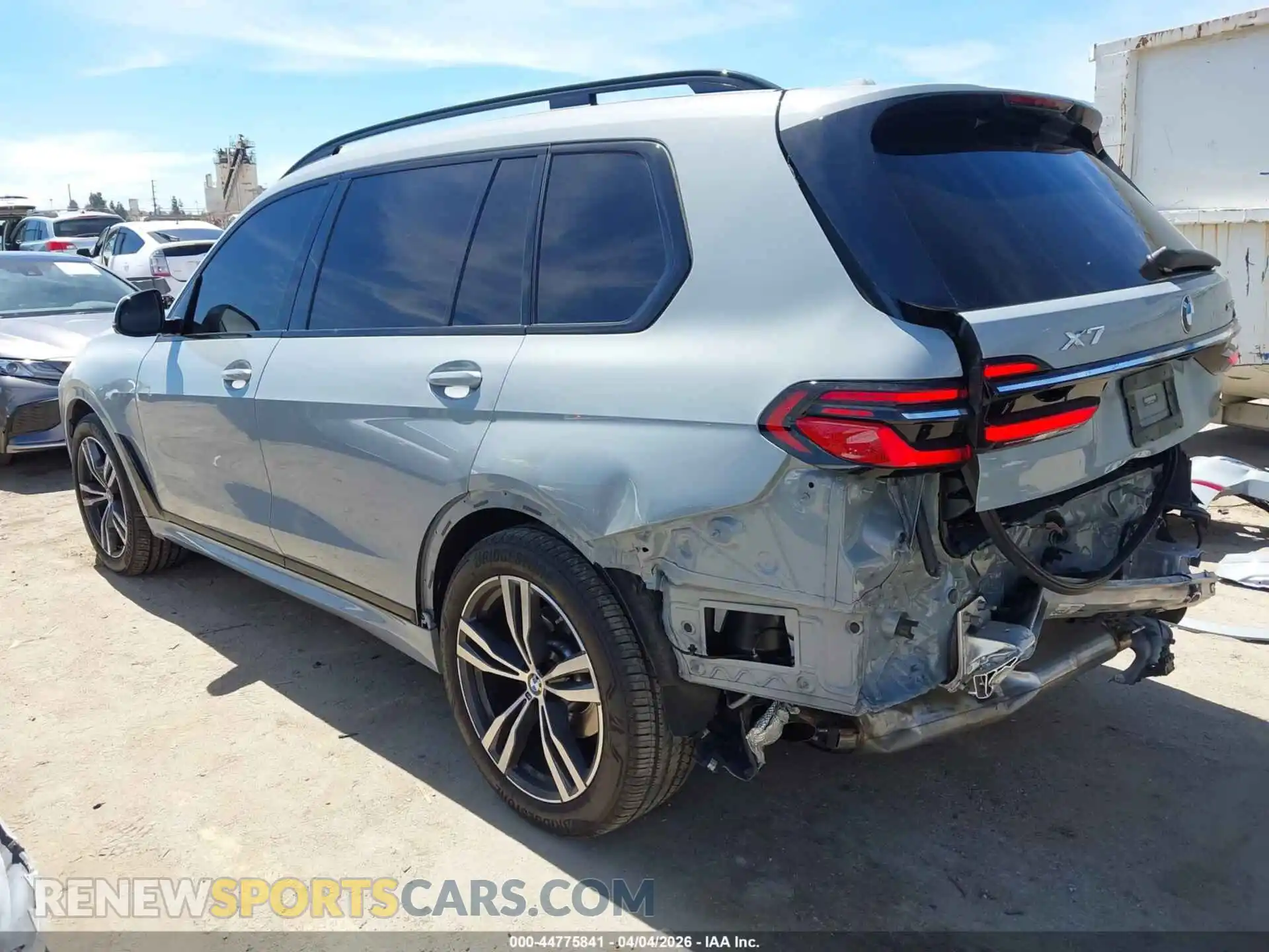 3 Photograph of a damaged car 5UX23EM01P9N85182 BMW X7 2023