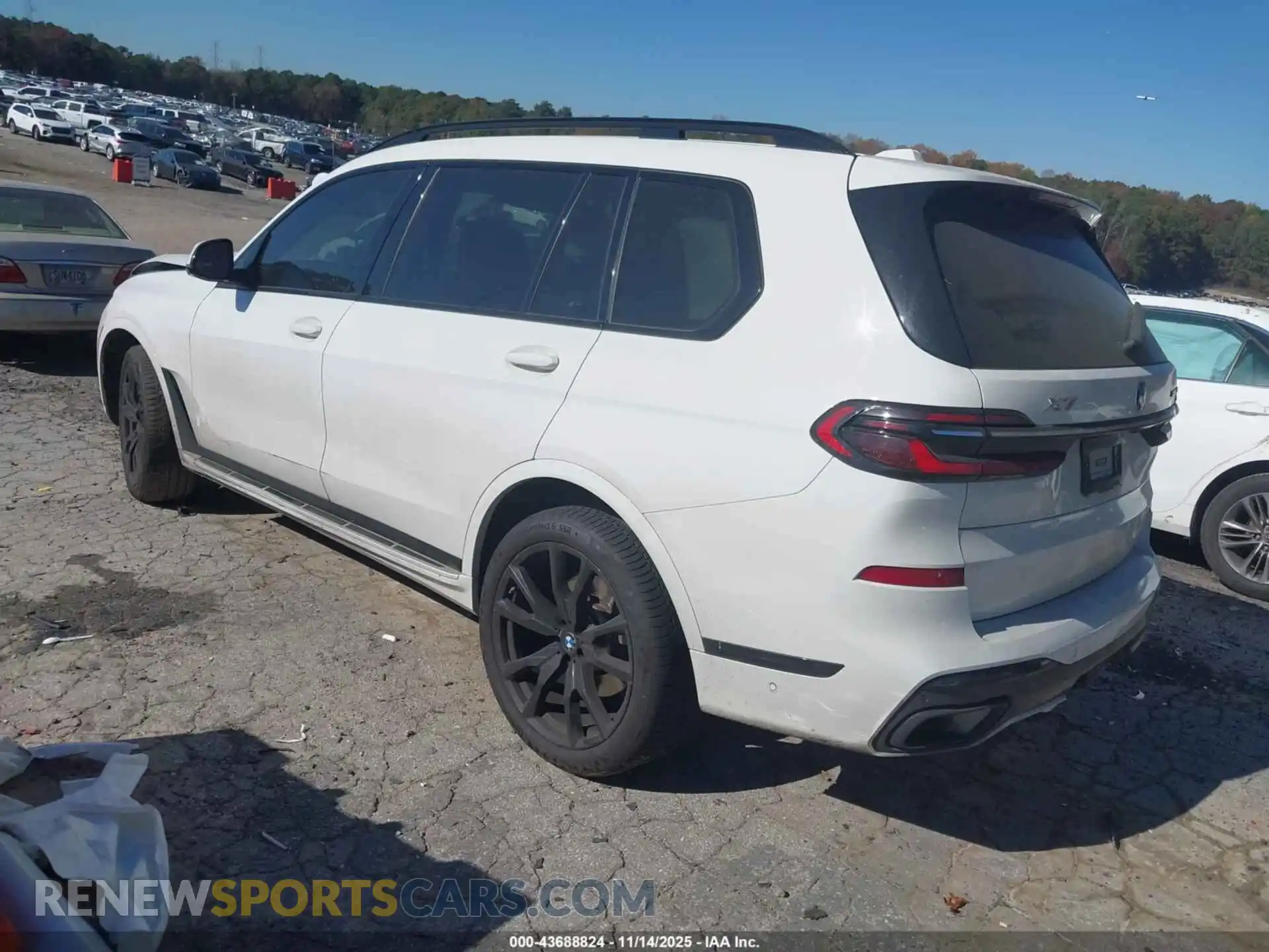 3 Photograph of a damaged car 5UX23EM01P9N95968 BMW X7 2023