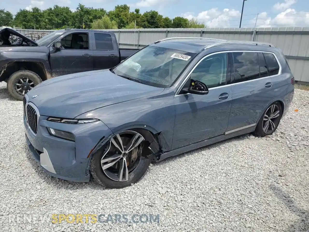 1 Photograph of a damaged car 5UX23EM01P9P42936 BMW X7 2023