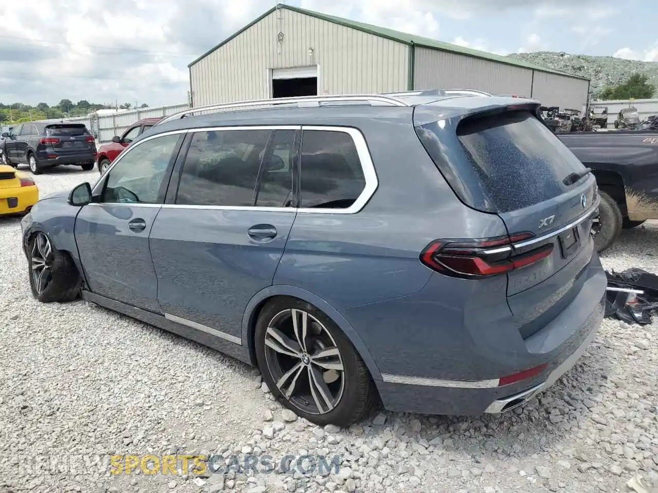 2 Photograph of a damaged car 5UX23EM01P9P42936 BMW X7 2023