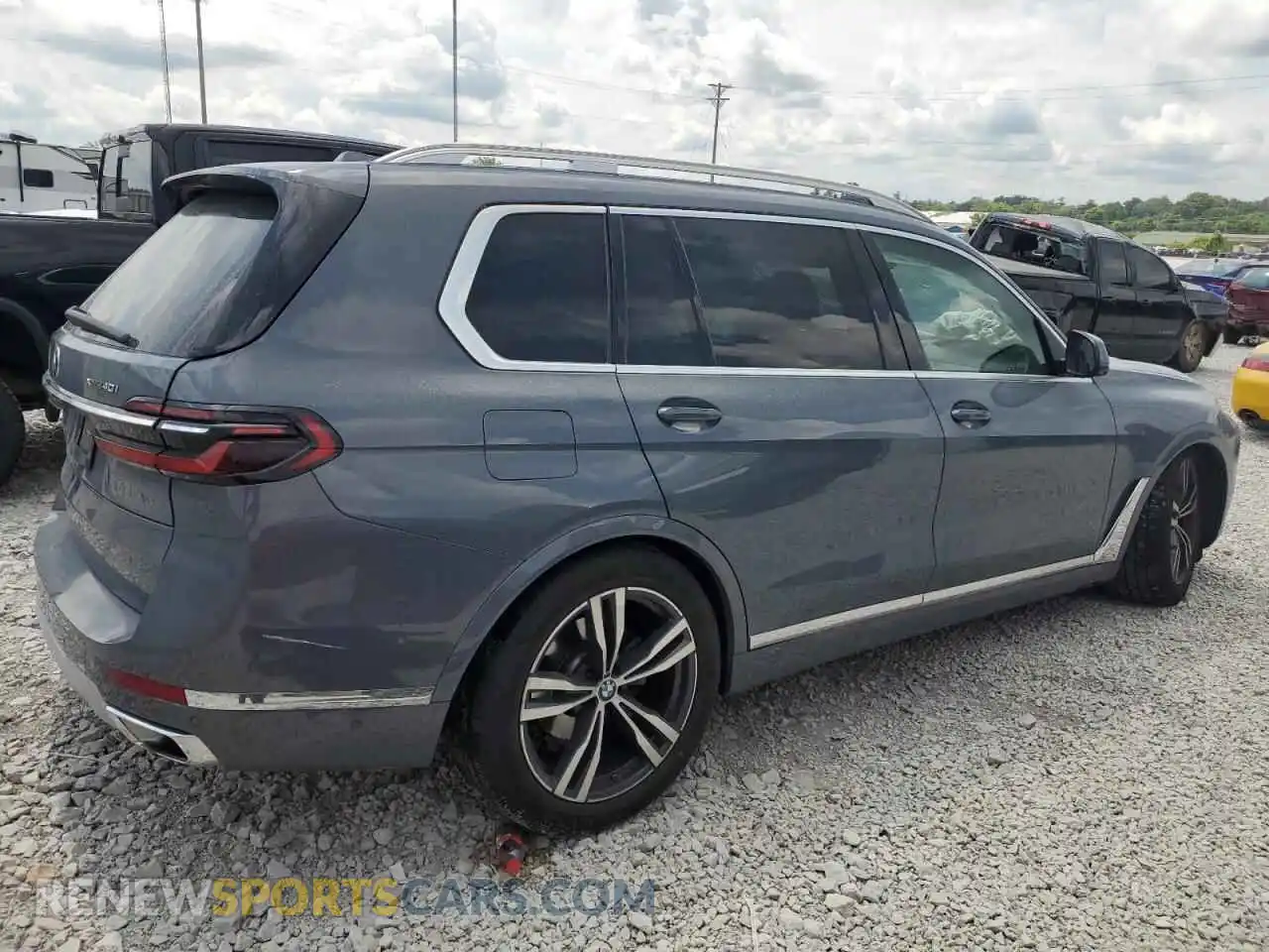3 Photograph of a damaged car 5UX23EM01P9P42936 BMW X7 2023
