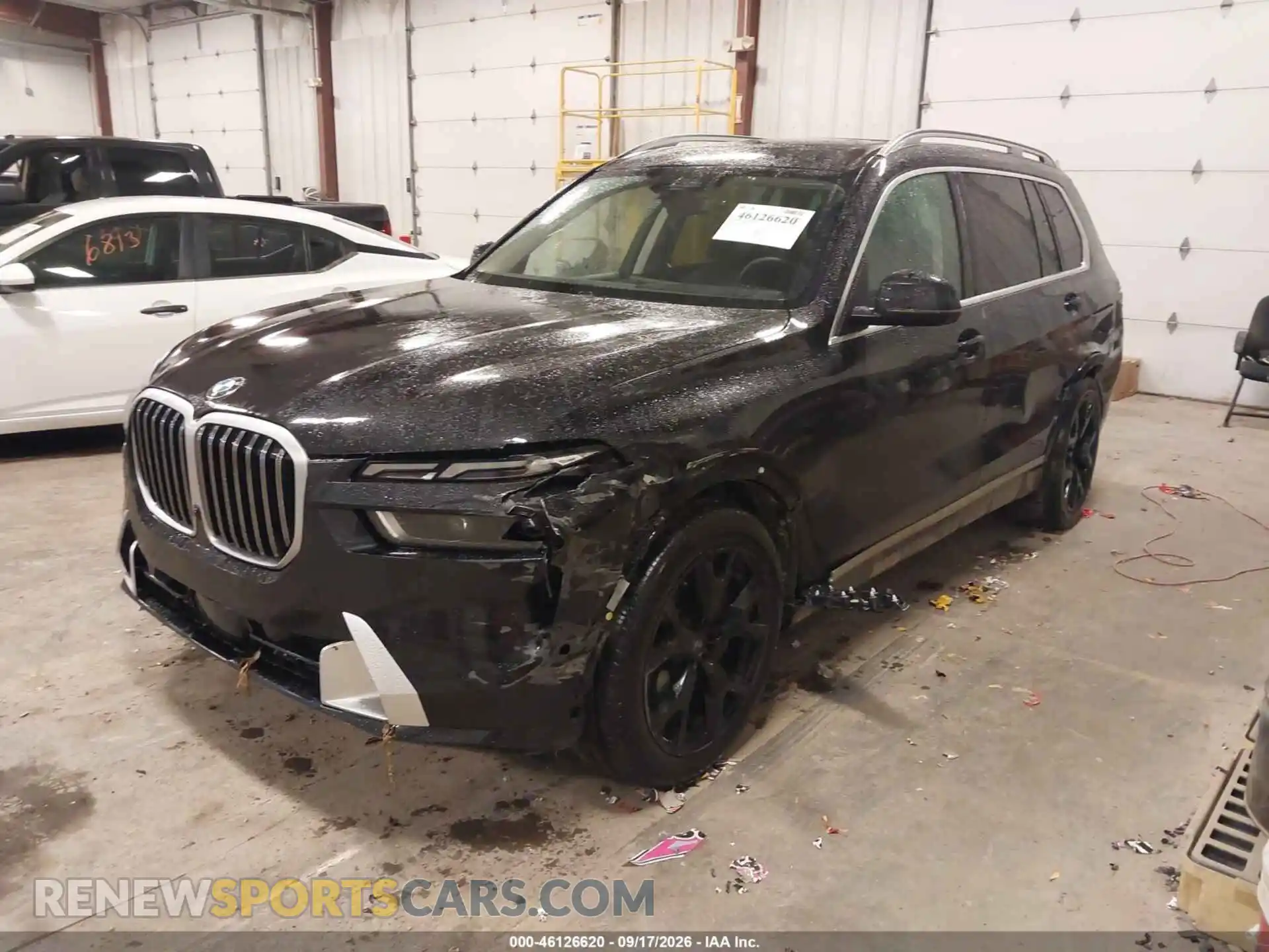 2 Photograph of a damaged car 5UX23EM01P9P76035 BMW X7 2023