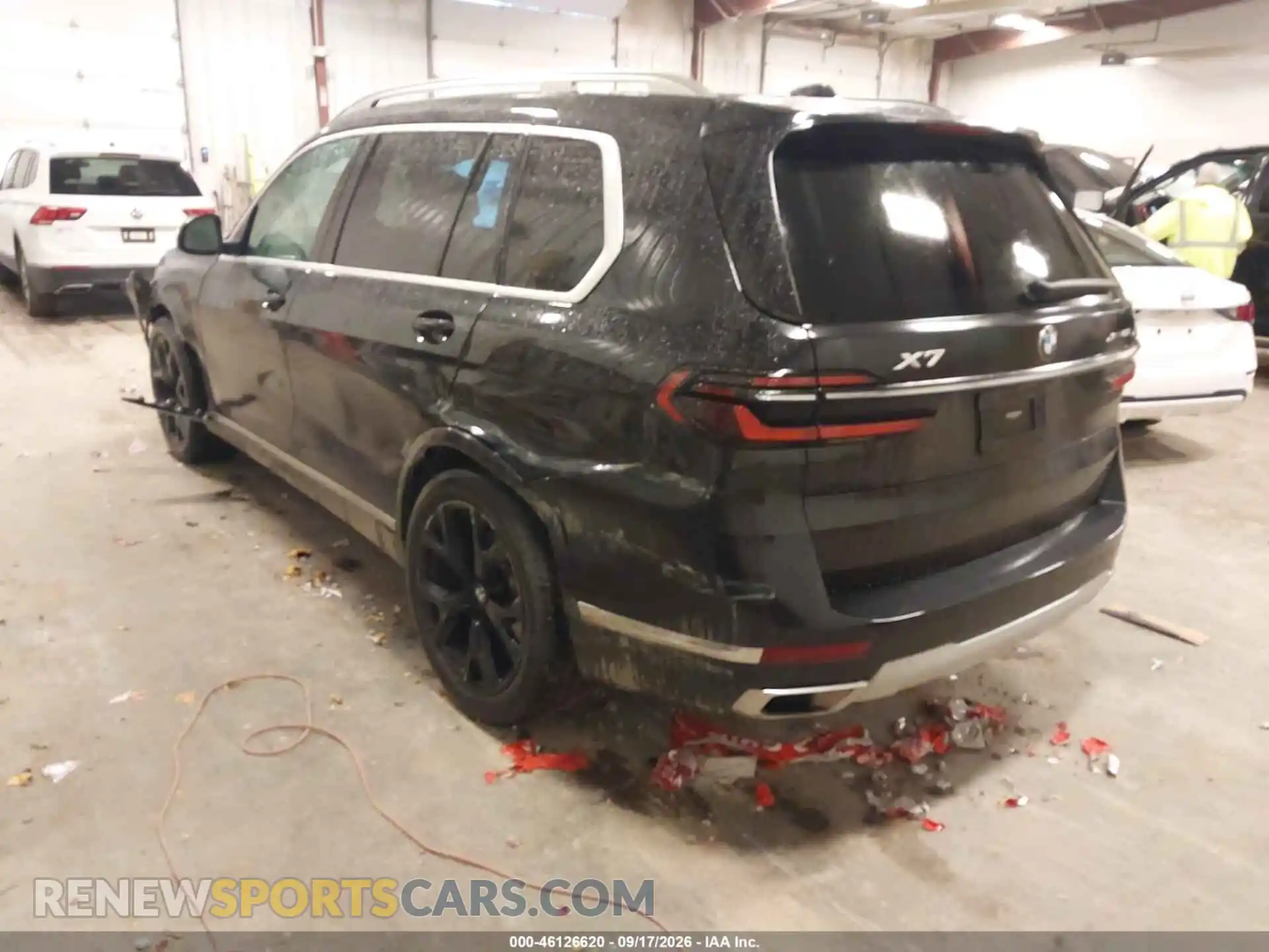 3 Photograph of a damaged car 5UX23EM01P9P76035 BMW X7 2023