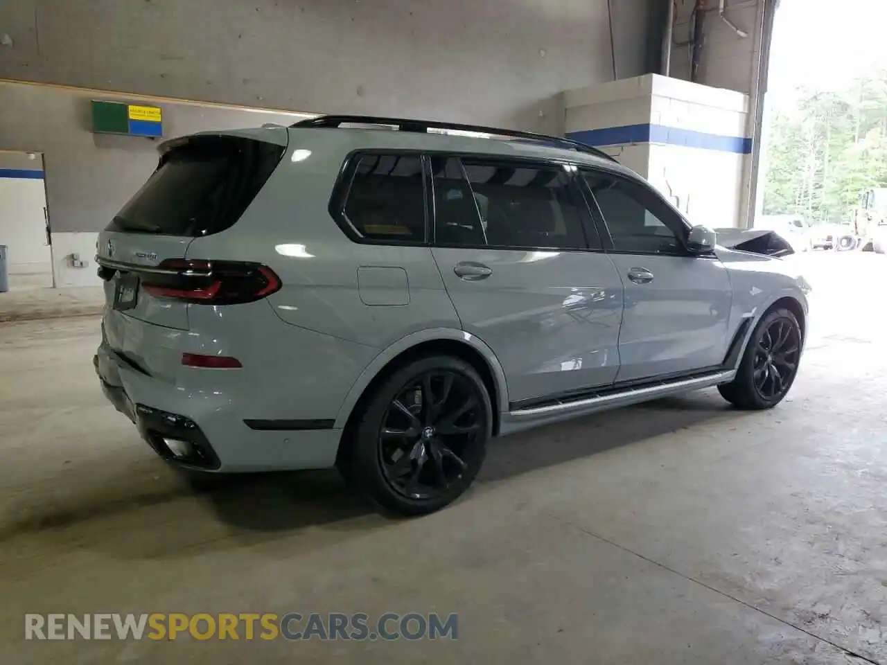 3 Photograph of a damaged car 5UX23EM01P9R78454 BMW X7 2023