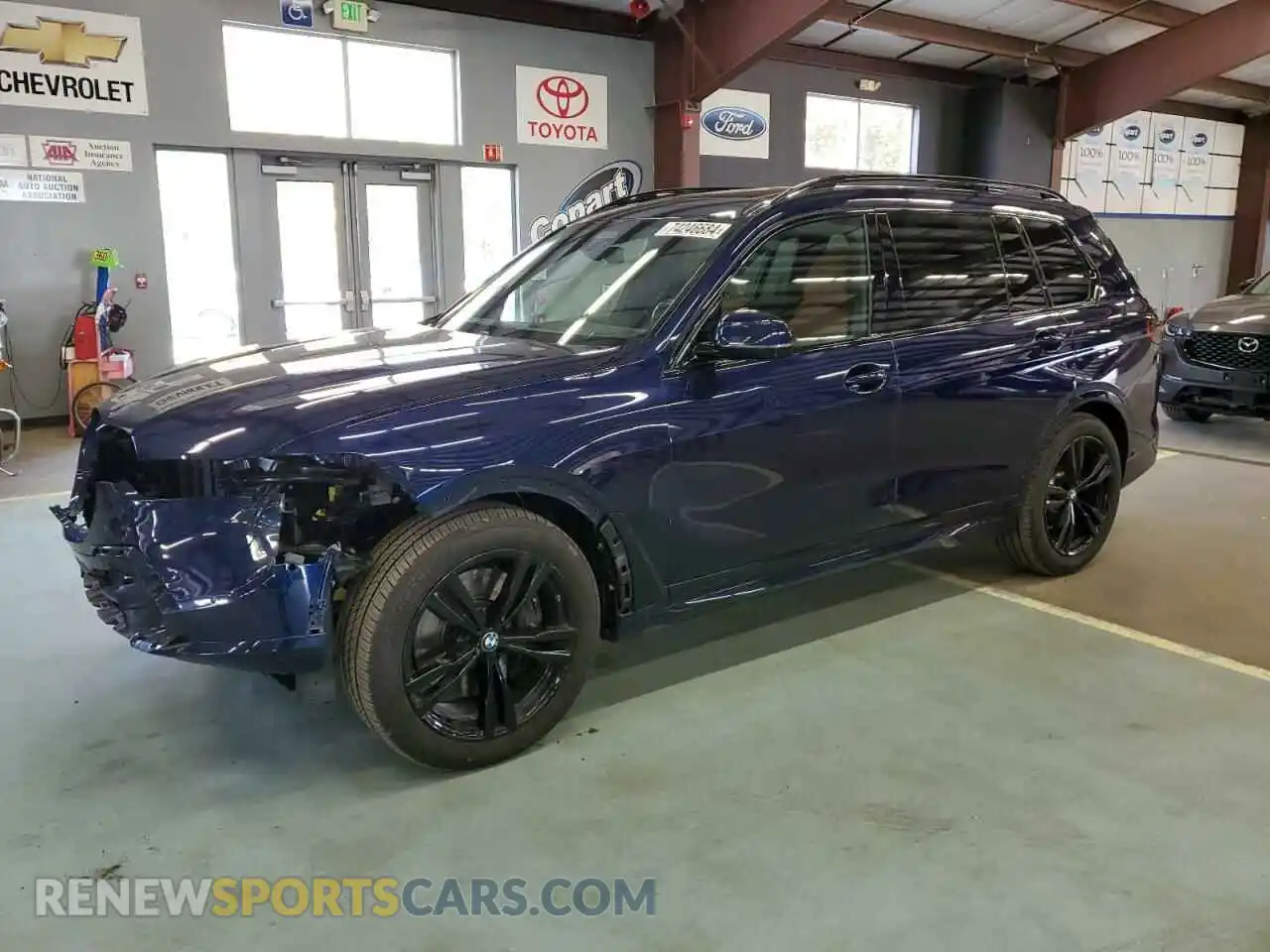 1 Photograph of a damaged car 5UX23EM03P9N88049 BMW X7 2023