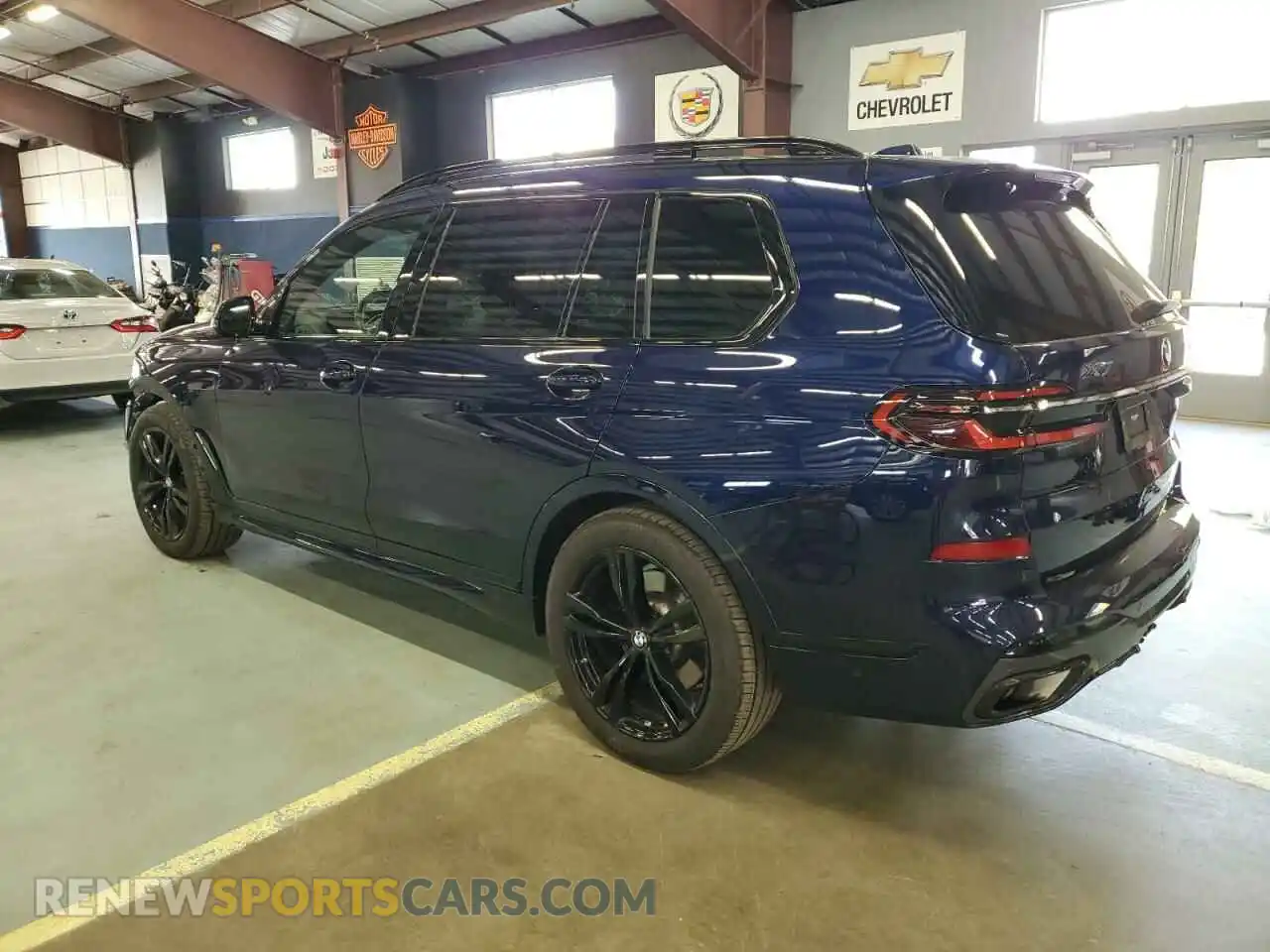 2 Photograph of a damaged car 5UX23EM03P9N88049 BMW X7 2023
