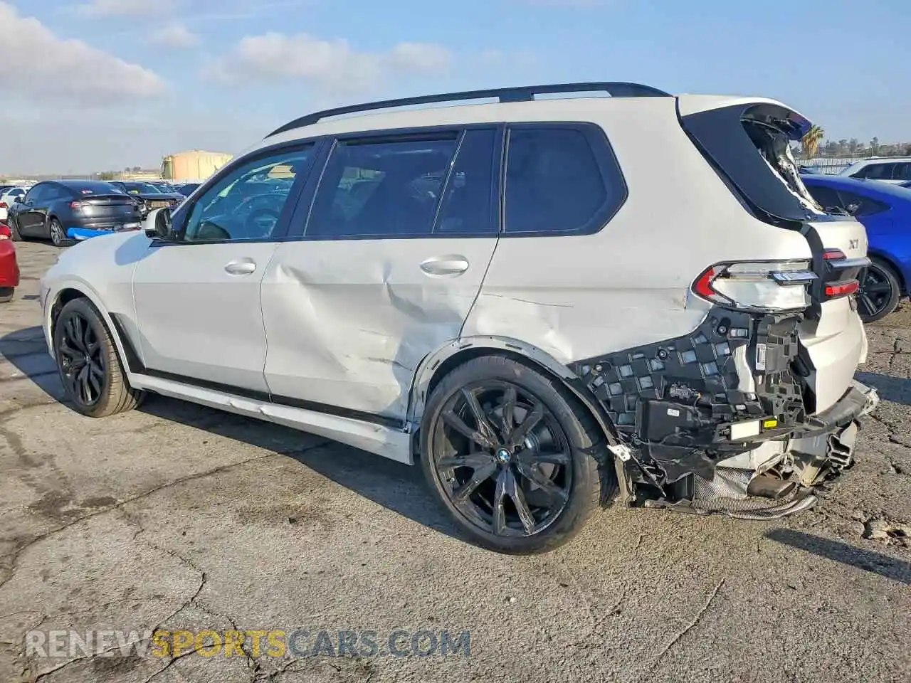 2 fotografías del automóvil dañado 5UX23EM03P9P31050 BMW X7 2023